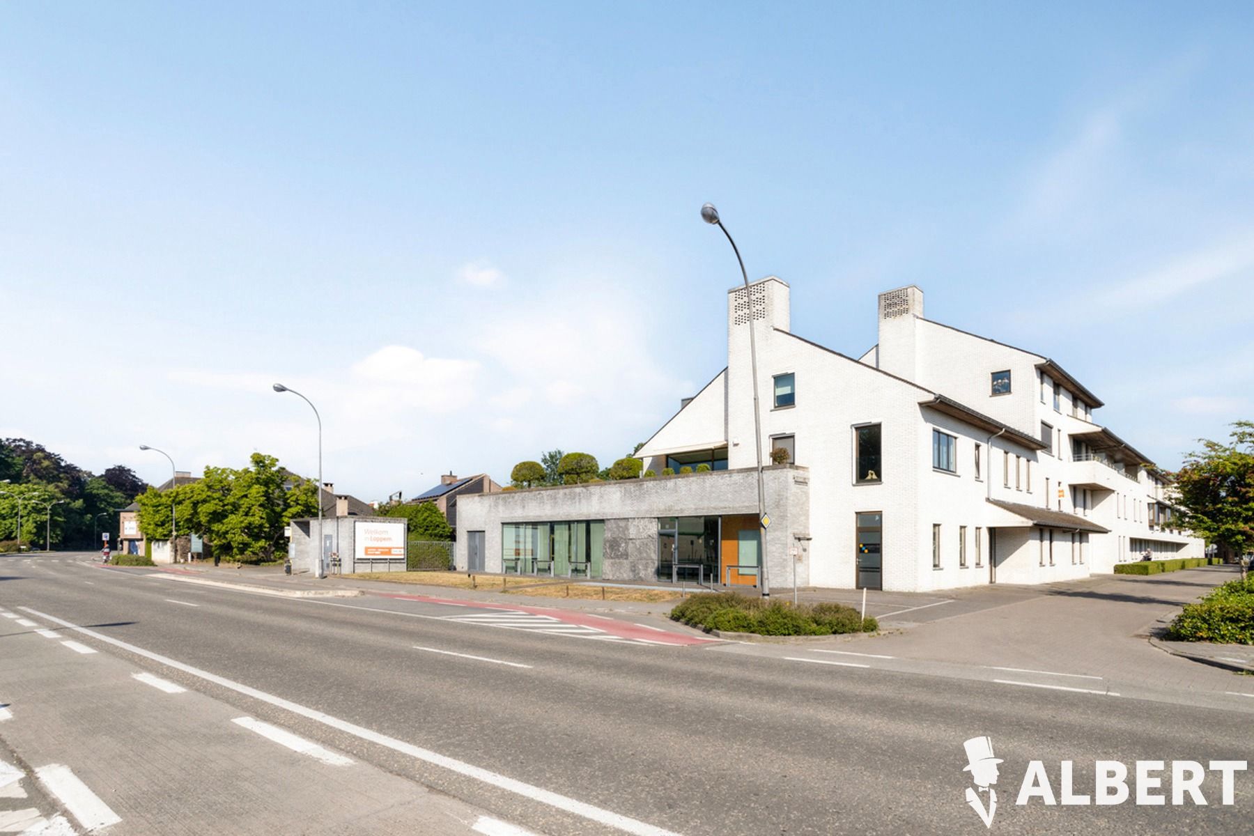 Multifunctioneel gebouw met ruime parkeermogelijkheden te koop in hartje Loppem. foto 6