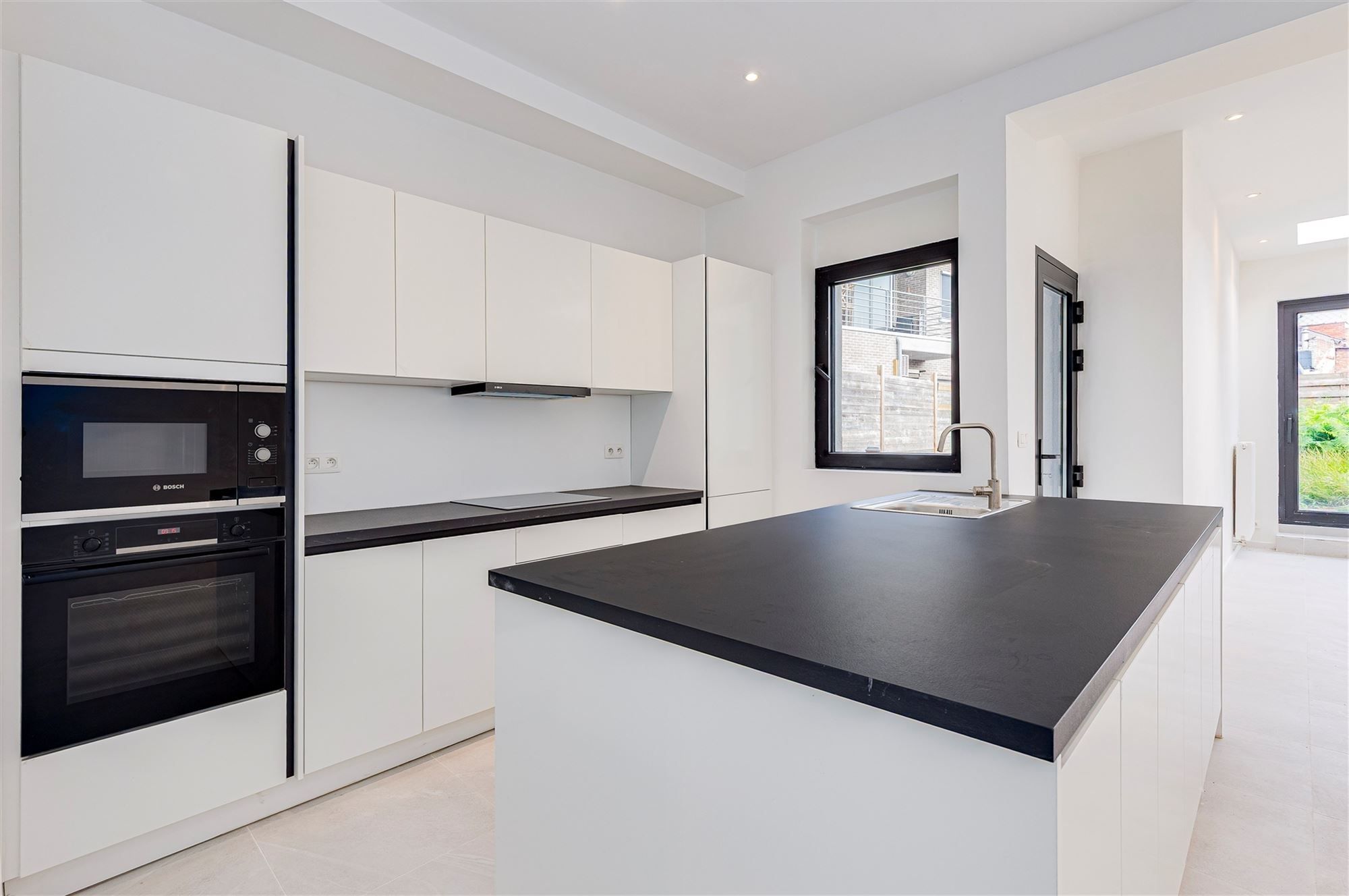 Gerenoveerd huis met 3 slpks en tuin te Hemiksem foto 10