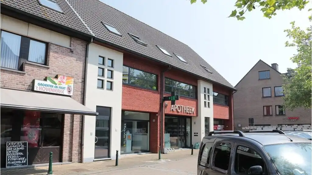 Ruime 3-slaapkamerduplex met Autostandplaats te huur in Zedelgem foto {{pictureIndex}}