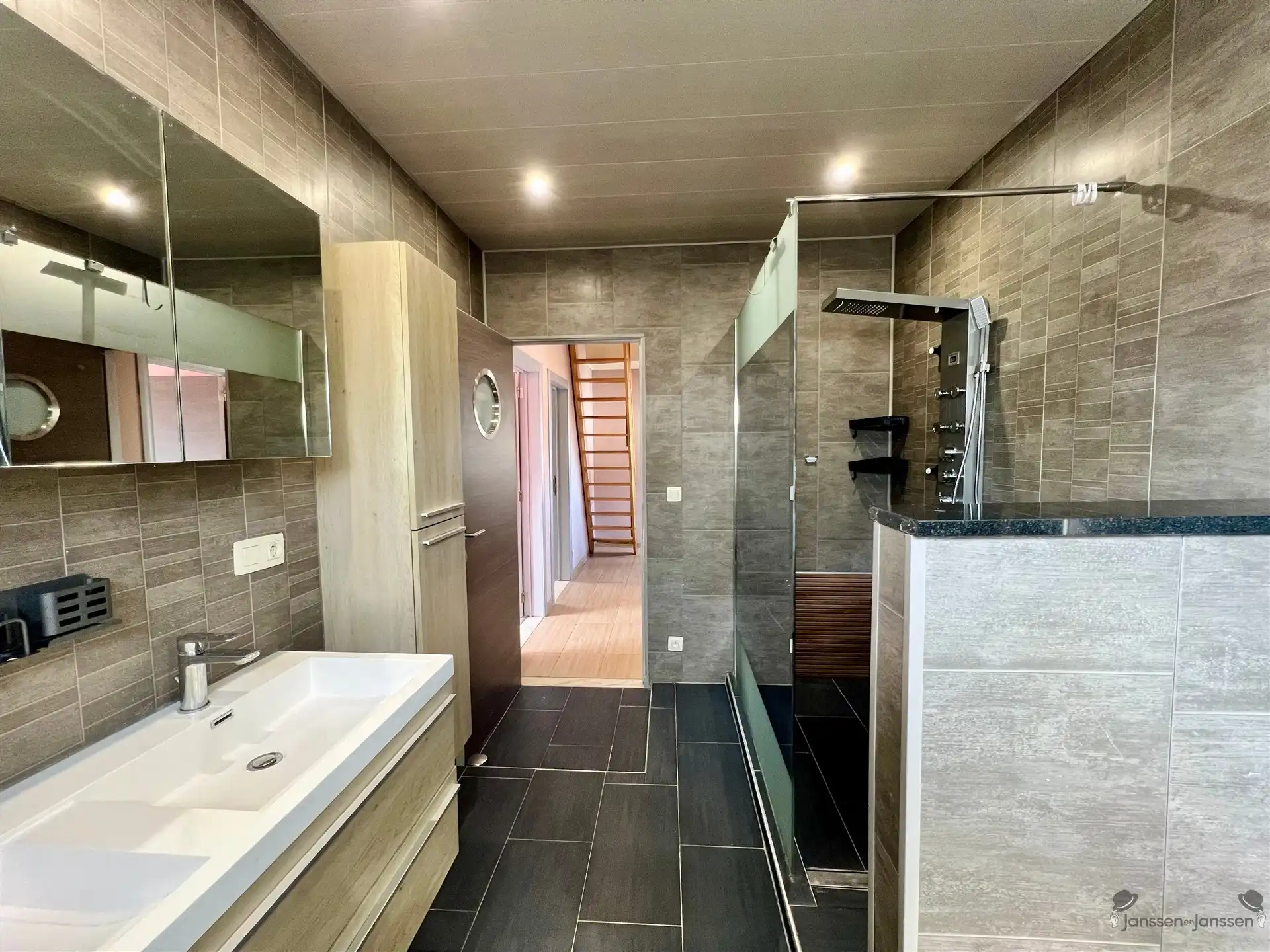 Ruime woning met 5 slaapkamers foto 12