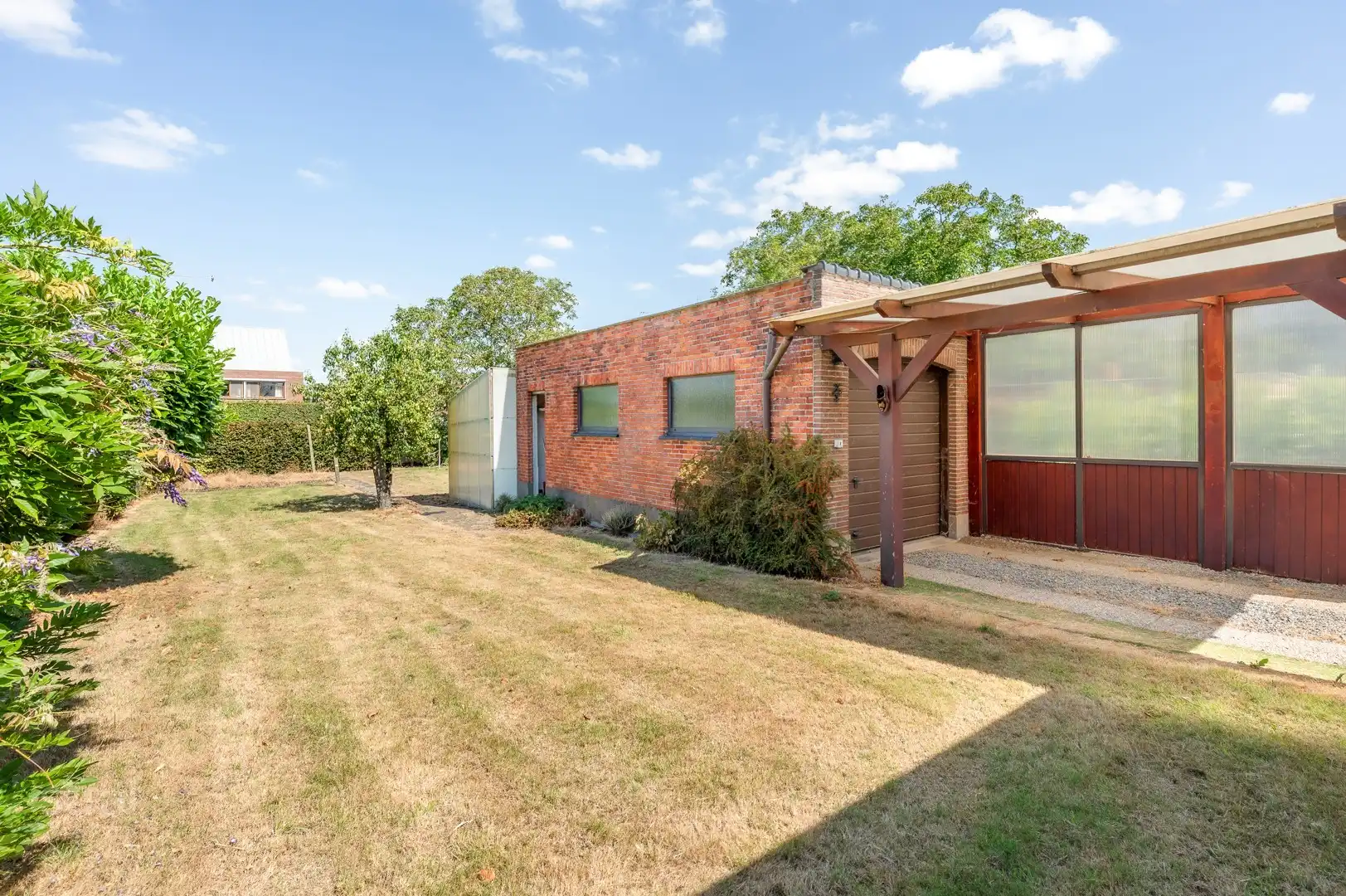 Ruime gezinswoning met grote tuin en tot vijf slaapkamers foto 9
