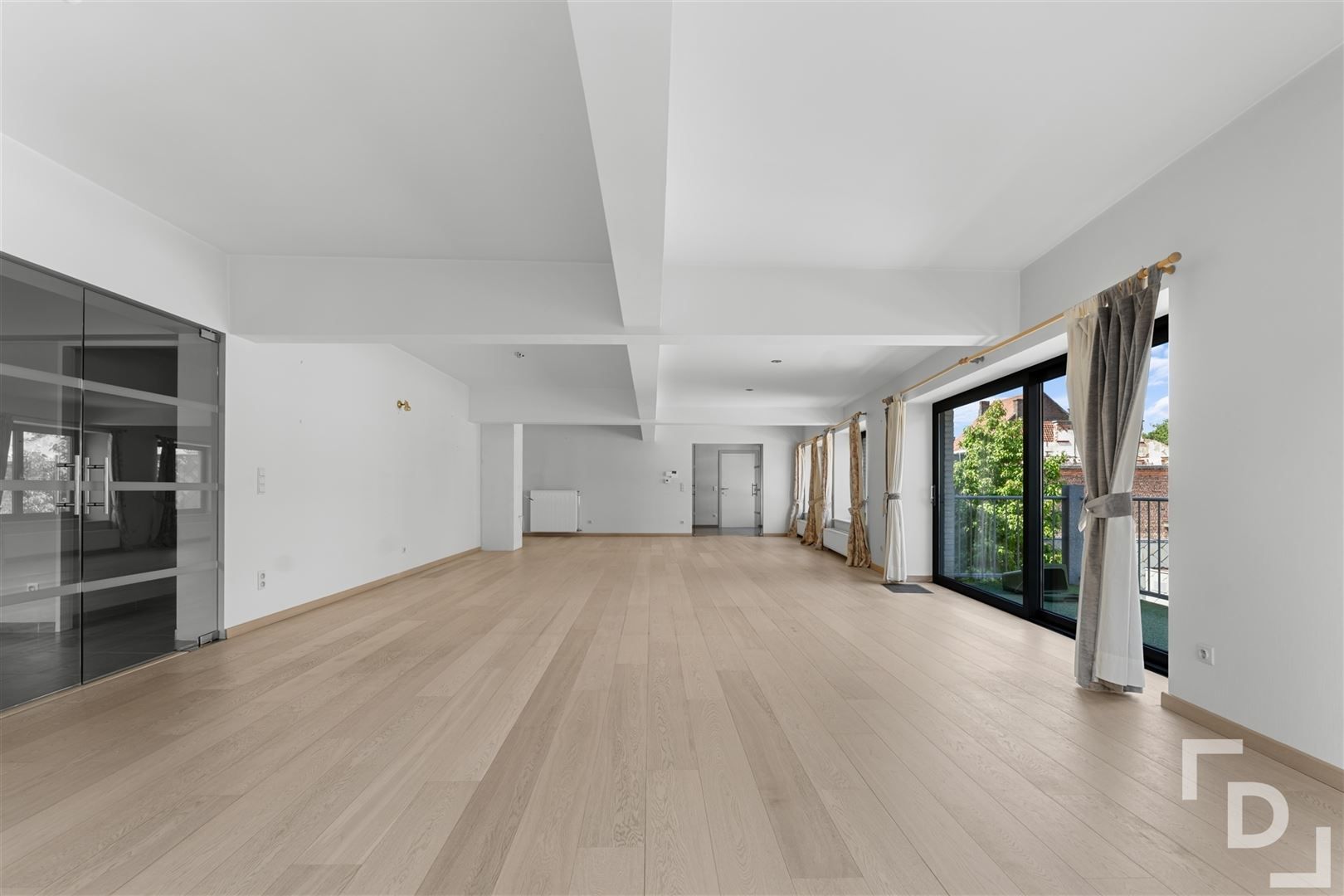 Appartement van 300m² met garage op toplocatie in Ieper foto 4