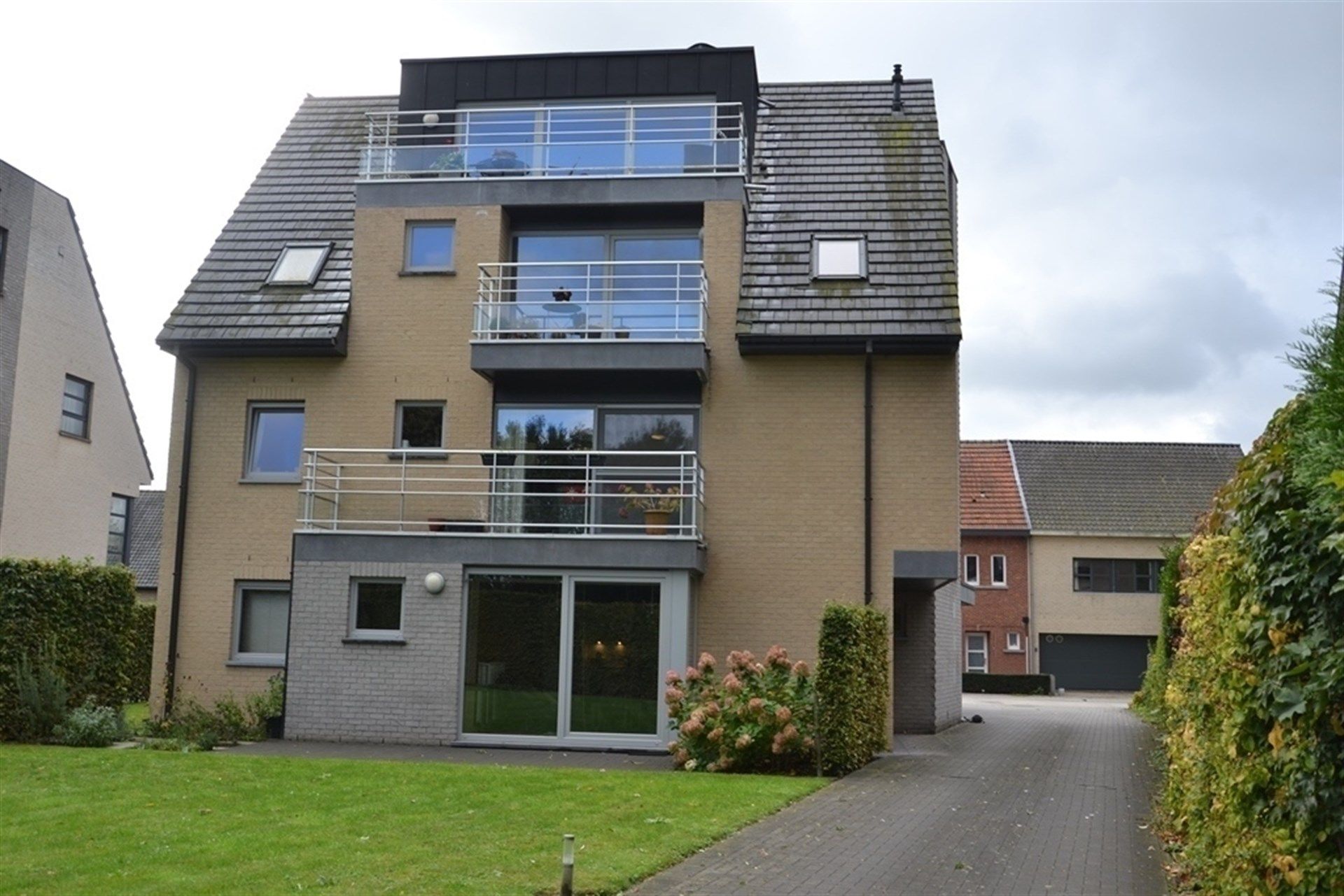Gelijkvloers appartement met terras gelegen op wandelafstand van het centrum. foto 13