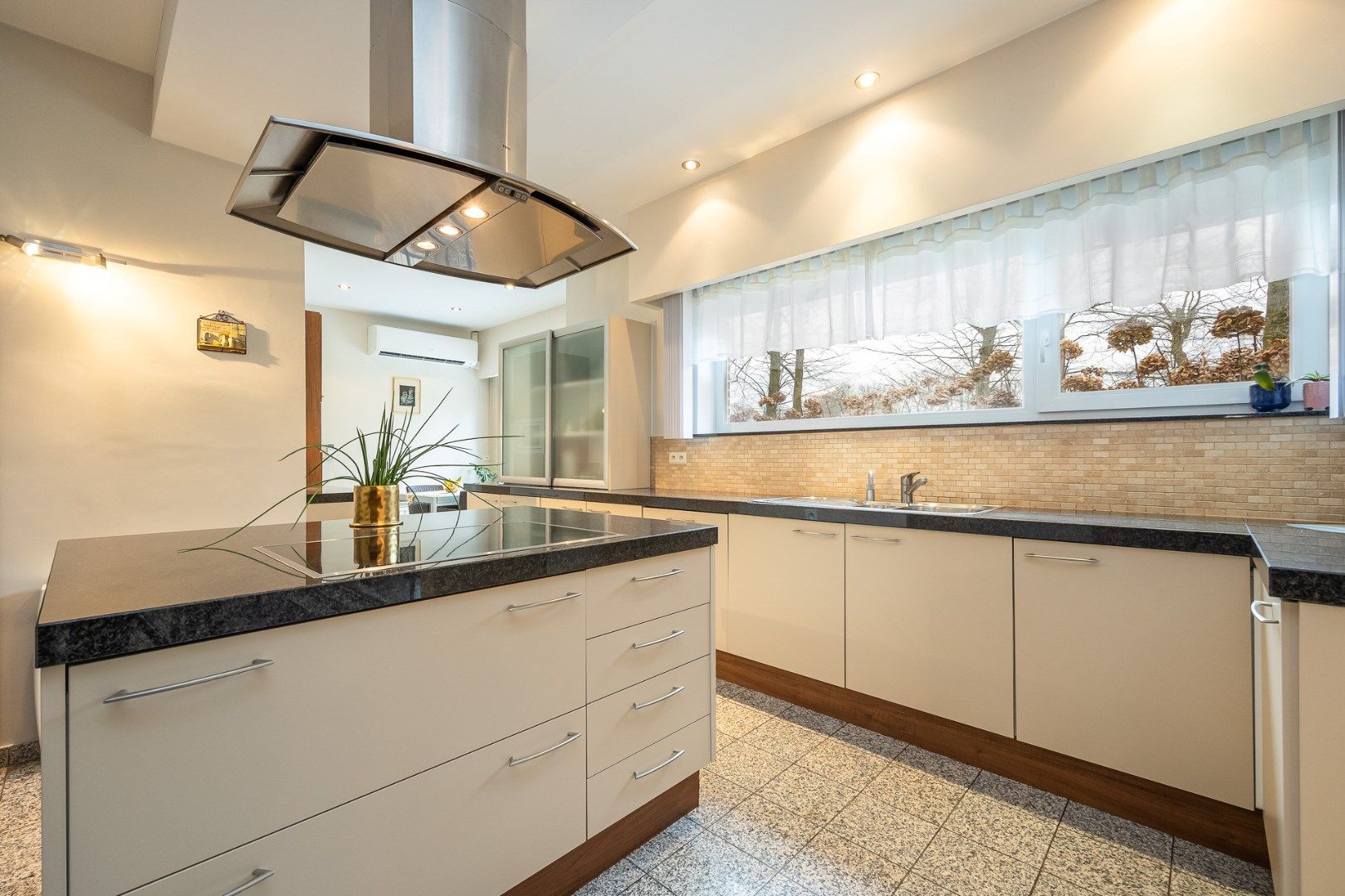 Ruime energiezuinige villa in De List te Schoten met 5 slaapkamers, 2 badkamers, tuin, terras en dubbele garage ! foto 6