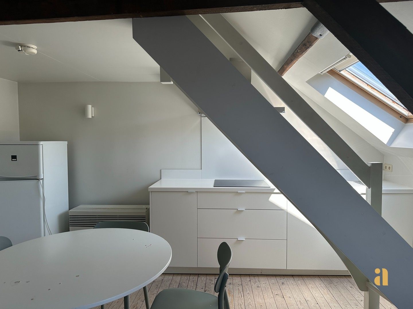 Lichtrijke bemeubelde studio op toplocatie! foto 5