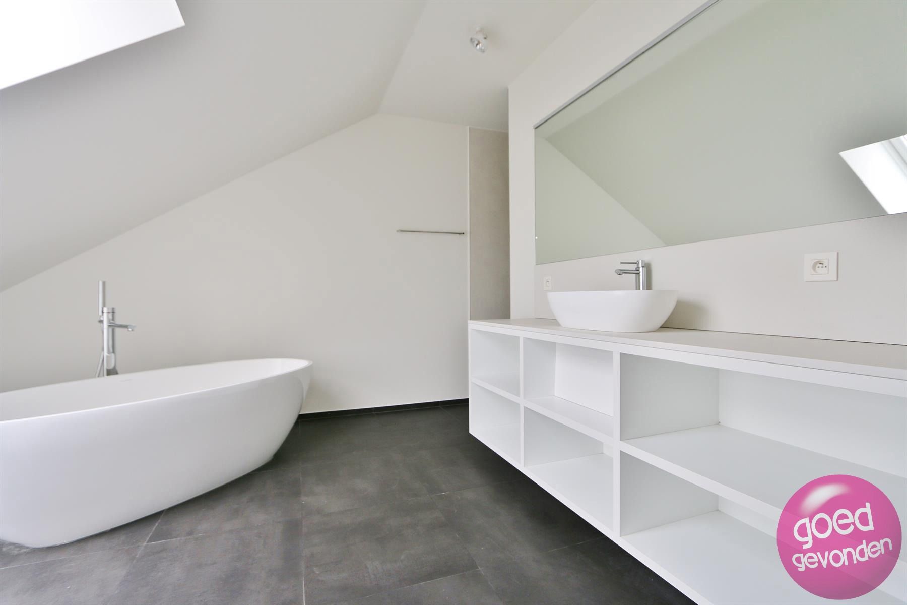 Erg ruim 2-slk app met terras en parking foto 19