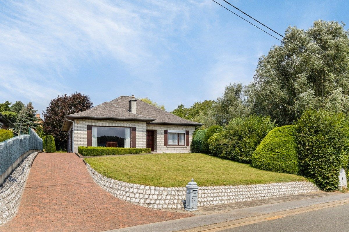 Hoofdfoto van de publicatie: Goed onderhouden klassieke villa - type bungalow te Onze Lieve Vrouw Lombeek