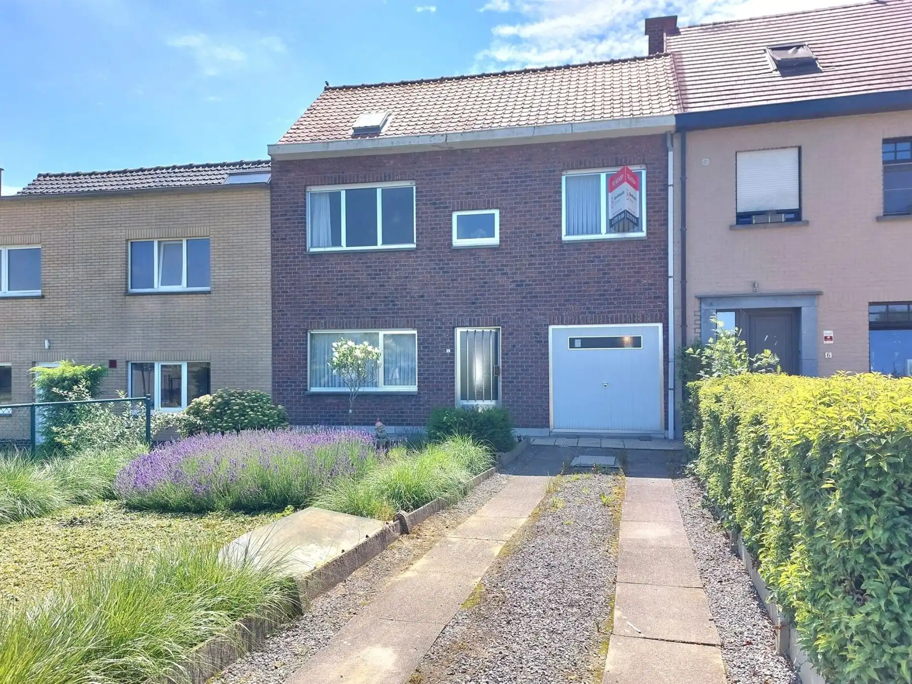SUPER GELEGEN RIJWONING MET GARAGE  foto {{pictureIndex}}