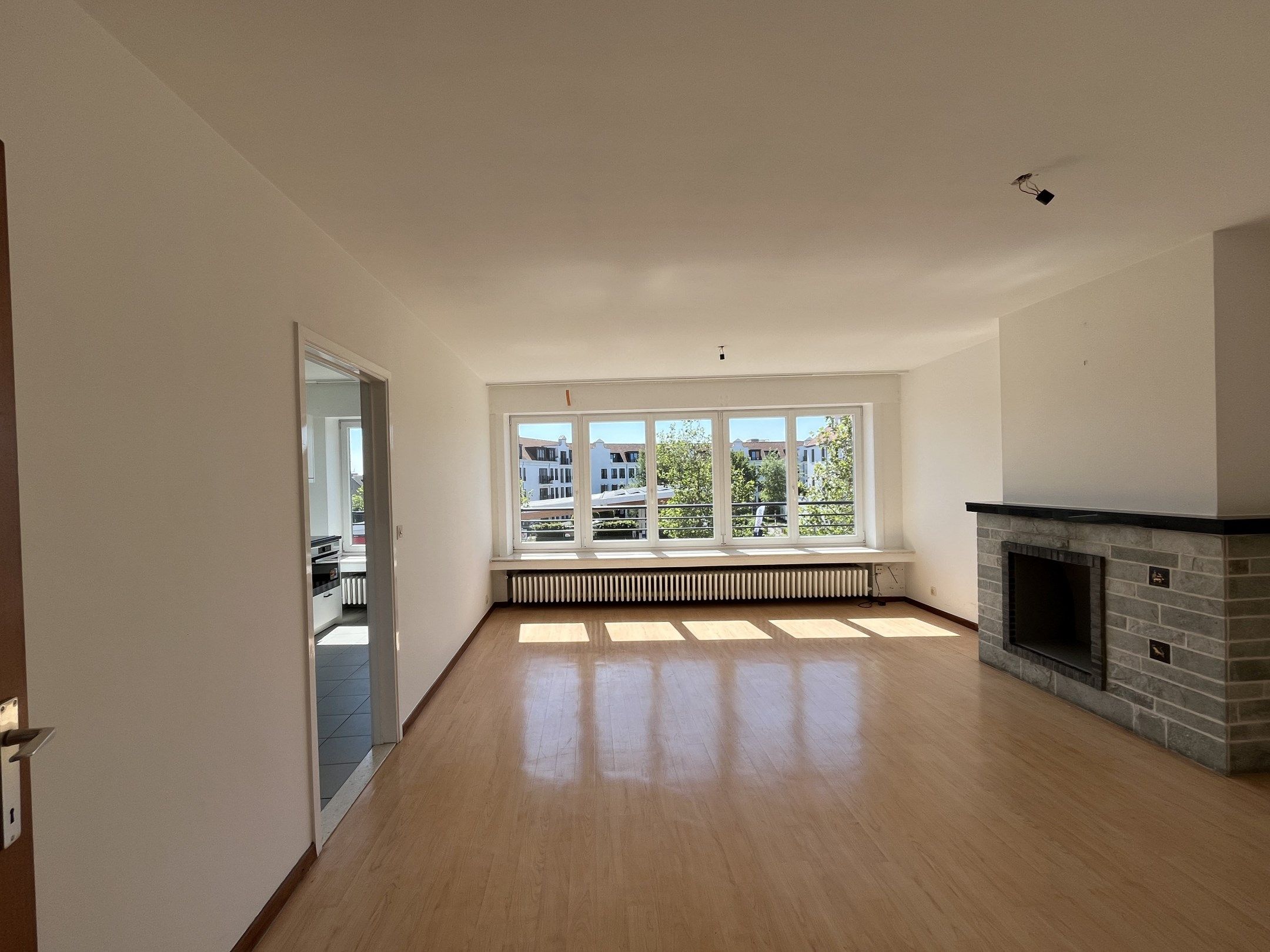 Te renoveren appartement genietend van open zichten, vlakbij het centrum van Knokke. foto 4