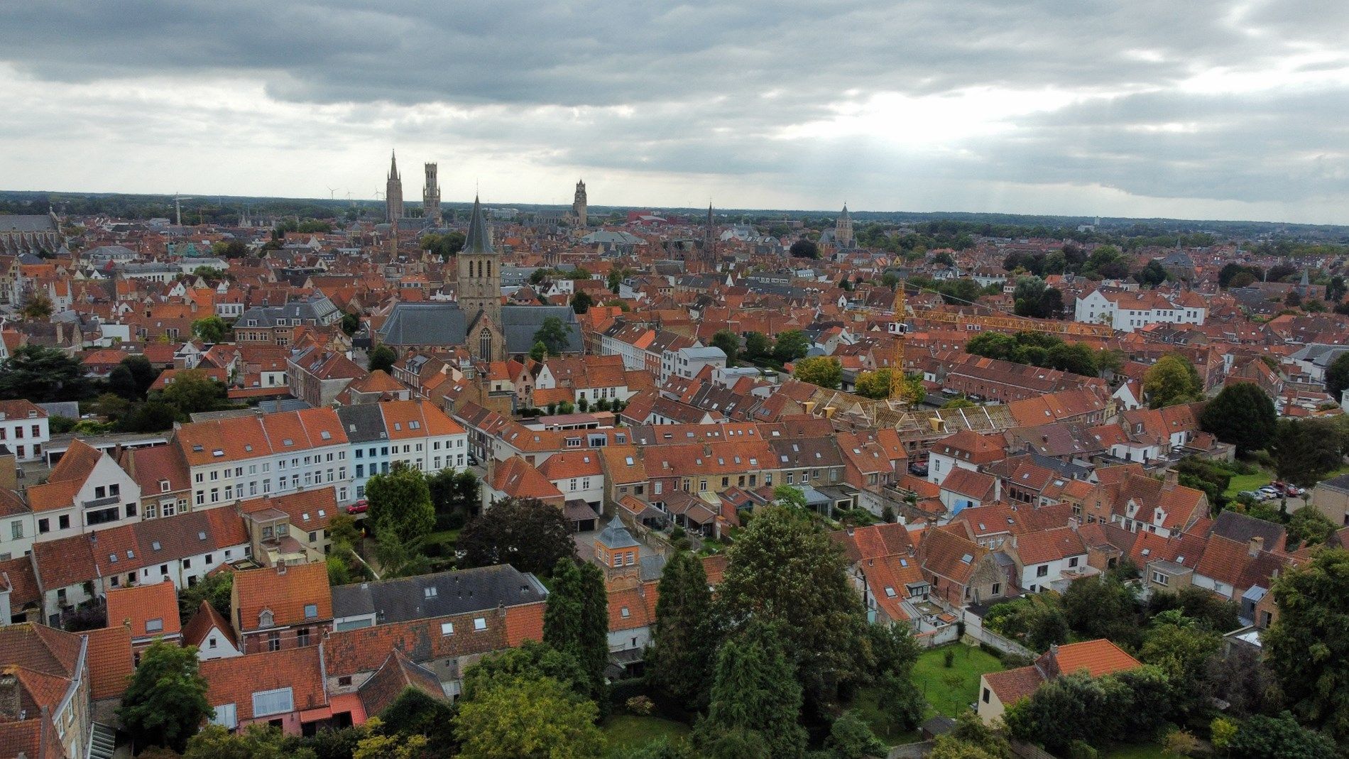 Uniek! Te vernieuwen half open tot open woning met leuke tuin in super hartje Brugge! foto 14