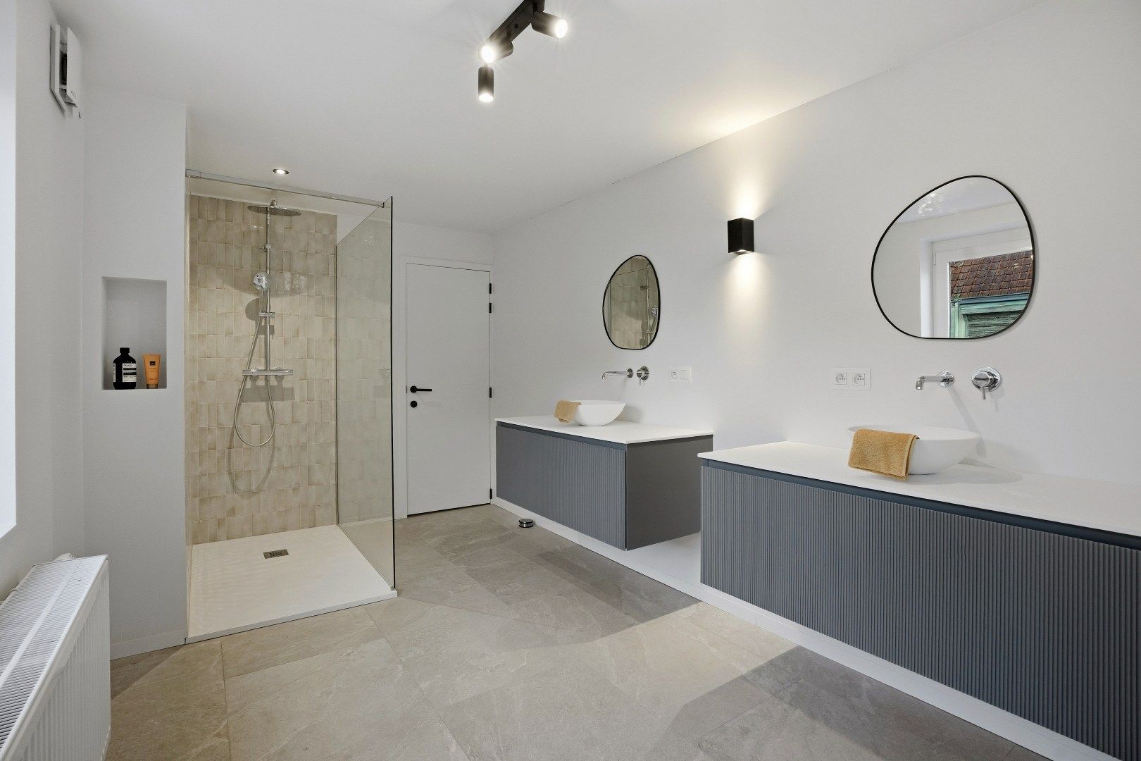 Grote woning, voorzien van vier kamers, twee badkamers, een uitweg,... foto {{pictureIndex}}