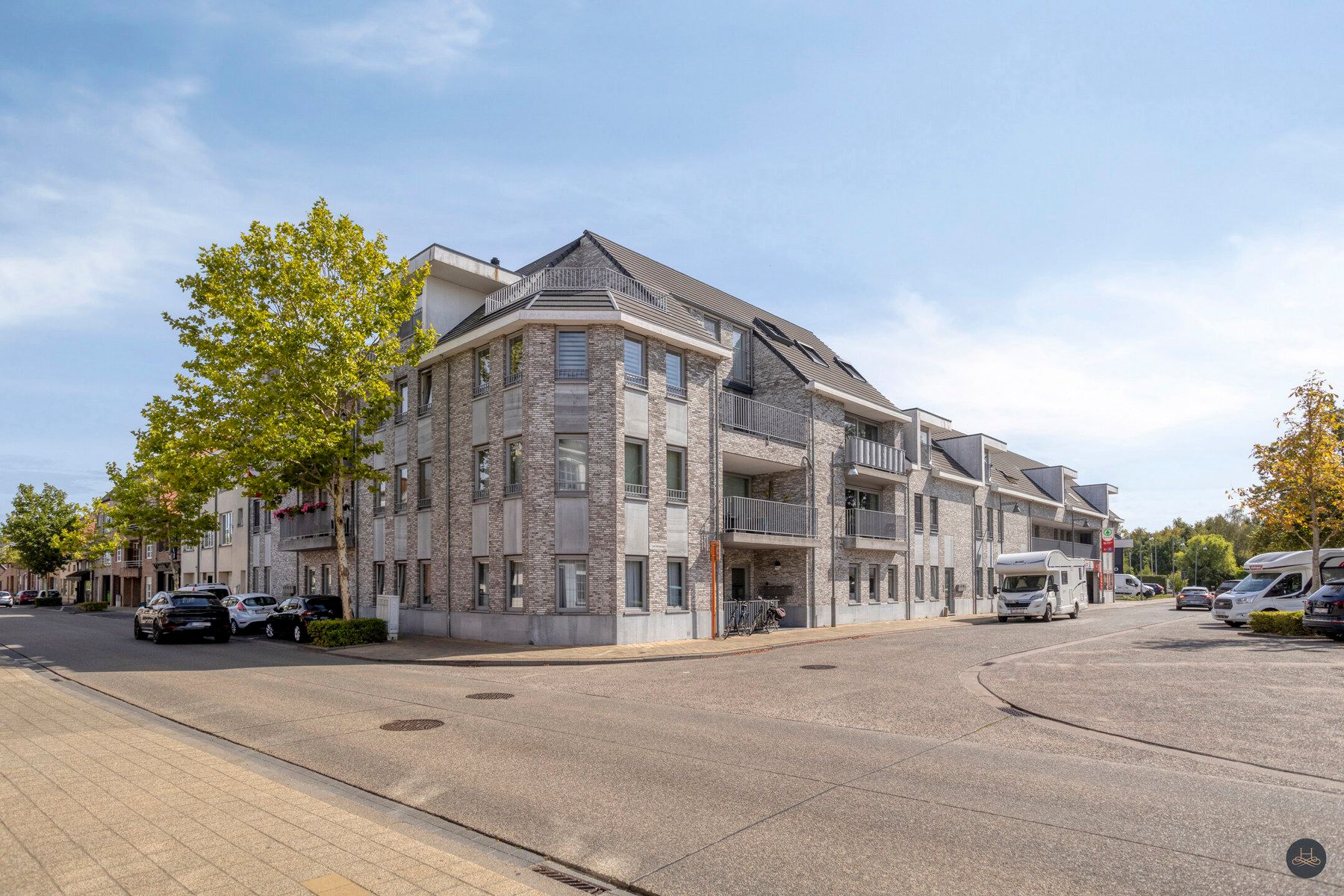 Gelijkvloers appartement met garage en ruime berging foto 2
