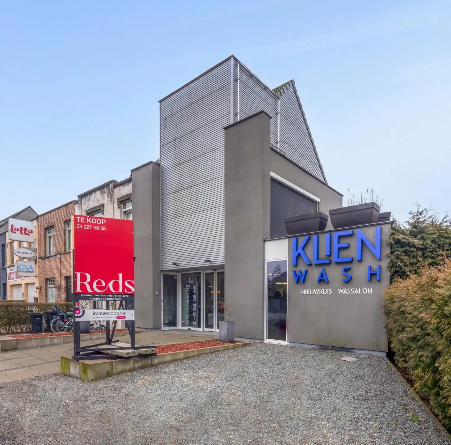 Modern gebouw met handelsgelijksvloers + duplex 1slpk app. foto 2