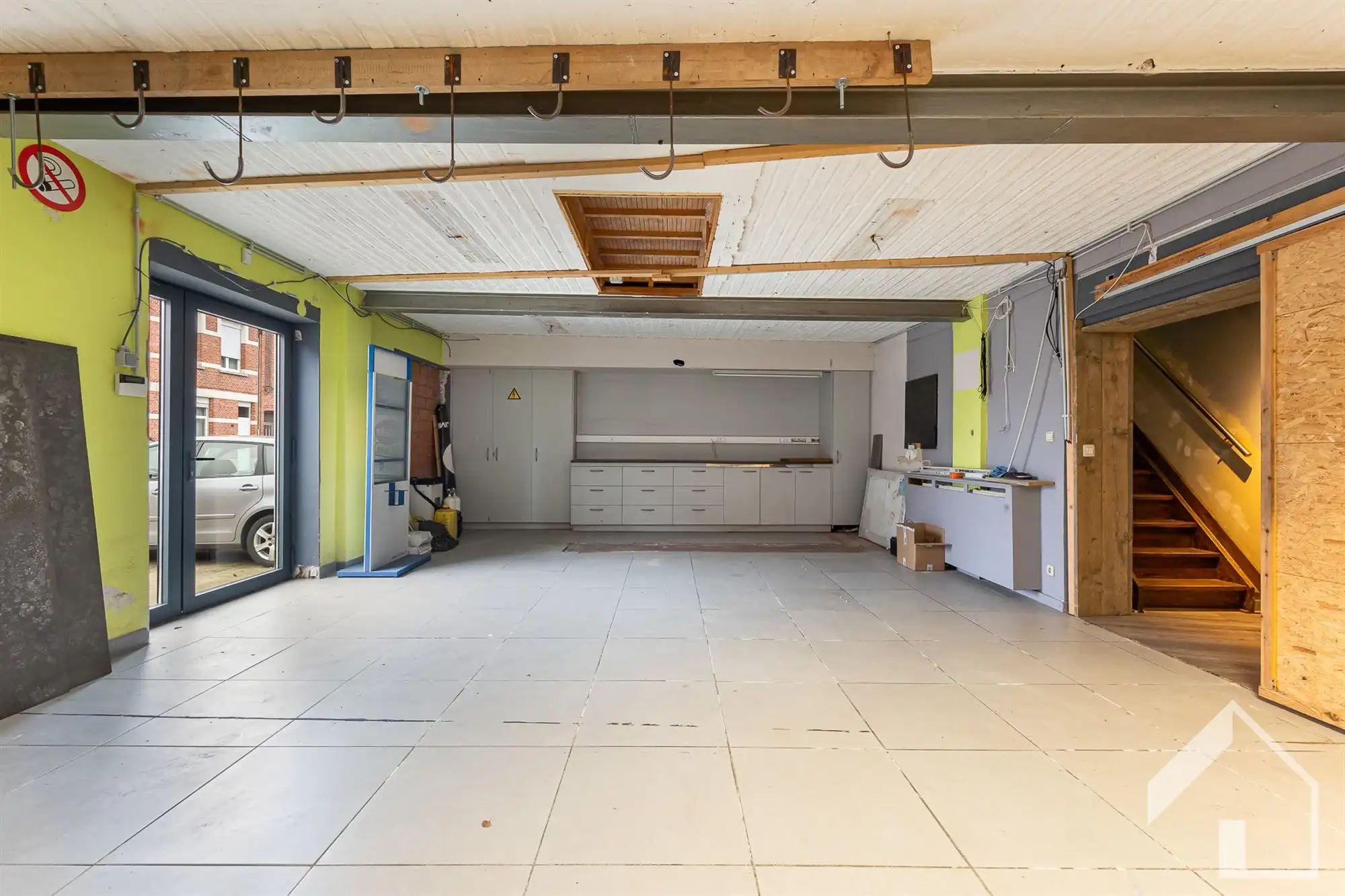 Gelijkvloers handelspand (300m2) + groot gerenoveerd appartement van 137m2 foto 7