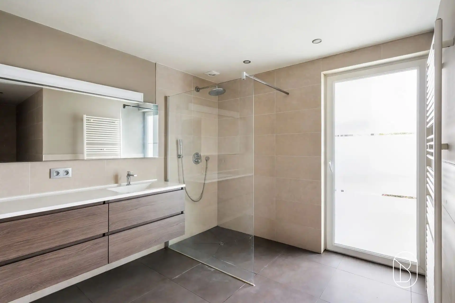 Topgelegen handelspand met kwalitatief duplex appartement foto 13