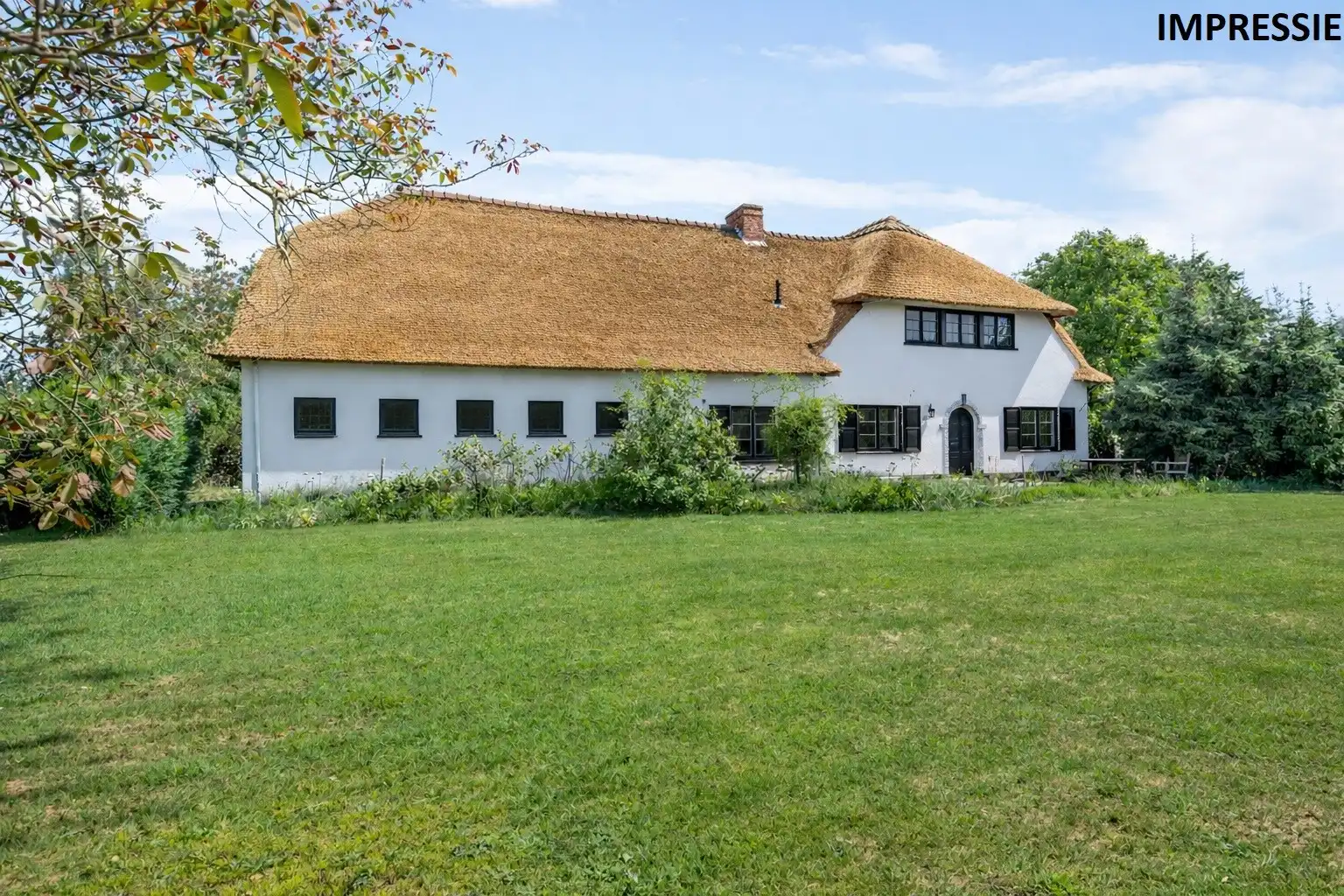 Hoofdfoto van de publicatie: Hoevevilla op uniek perceel met veel potentieel