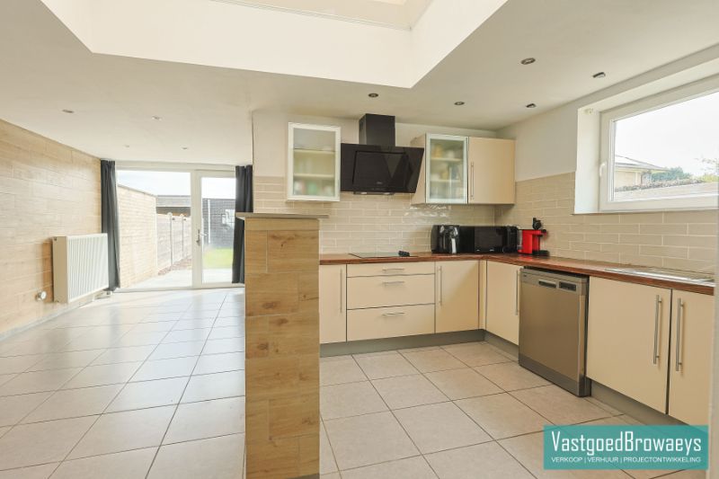 Instapklare woning met 4 slaapkamers, tuin & garage foto 7