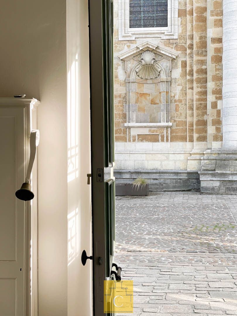 Herenwoning op idyllisch plein aan de Sint-Walburgakerk foto 6