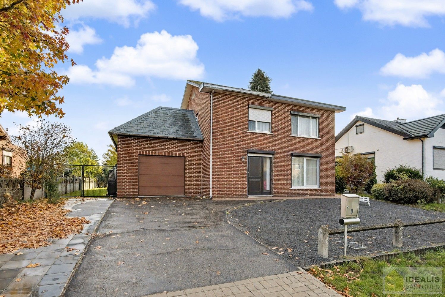 IDEALIS VASTGOED - Nabij het groen gelegen woning met een bewoonbare oppervlakte van + -125m² op een perceel van 7a59ca! Het betreft een zeer centraal gelegen woning t.o.v. grote steden als Leuven, Brussel, Antwerpen en Hasselt die vlot bereikbaar zijn door de nabijheid van de E313 en E314. Uitermate geschikt voor kandidaten op zoek naar een te renoveren woning in de groene omgeving van Linkhout!! foto 2