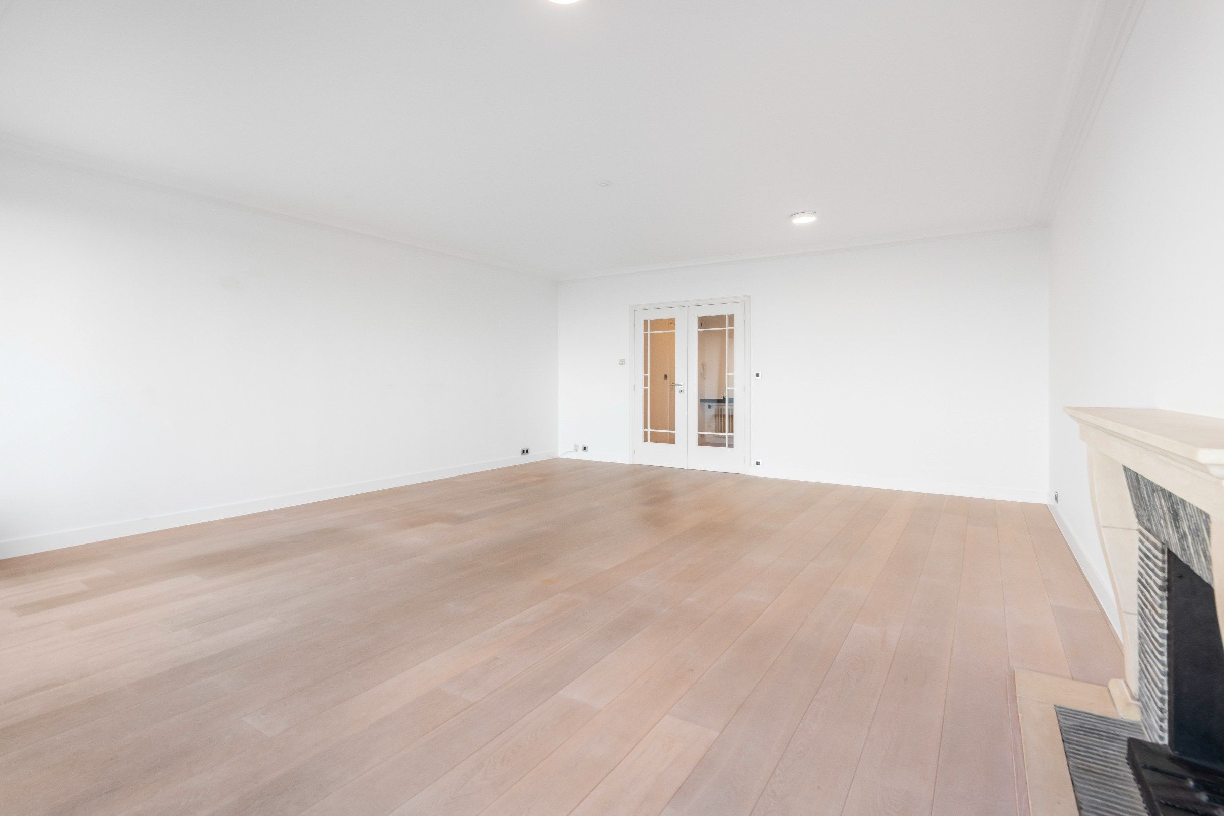 Ongemeubeld appartement met 3 slaapkamers op de ZEEDIJK in het Zoute tegen het Albertplein. foto 3