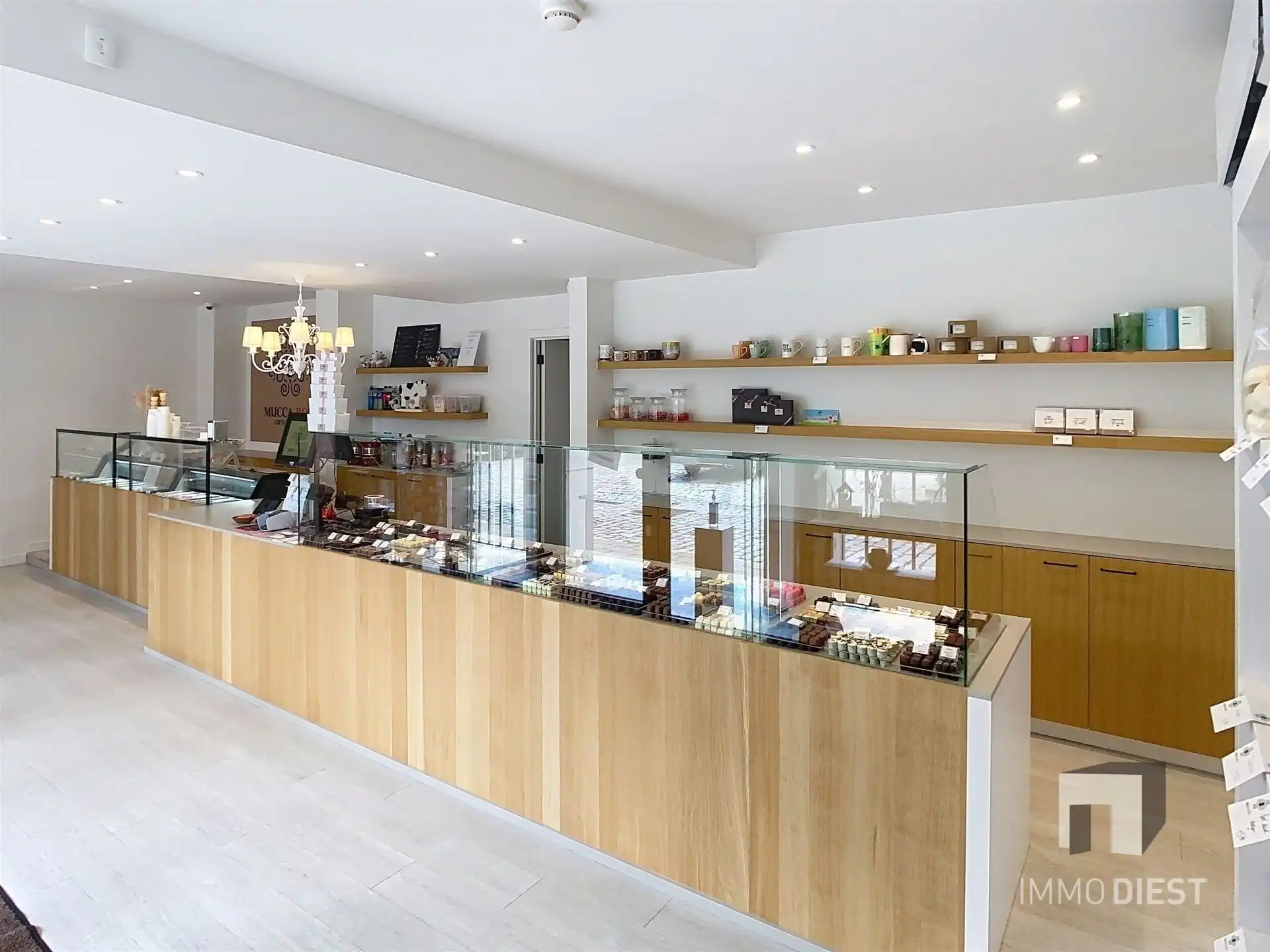 Handelspand met luxe woonst op goede locatie foto 31