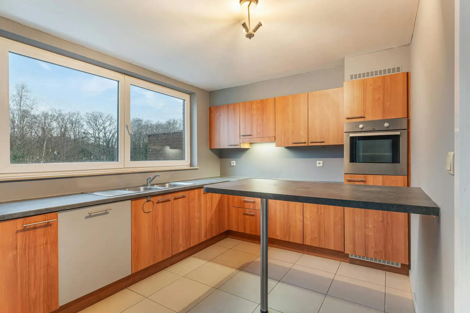 Lichtrijk & instapklaar duplex-appartement nabij Genk-Centrum foto 5