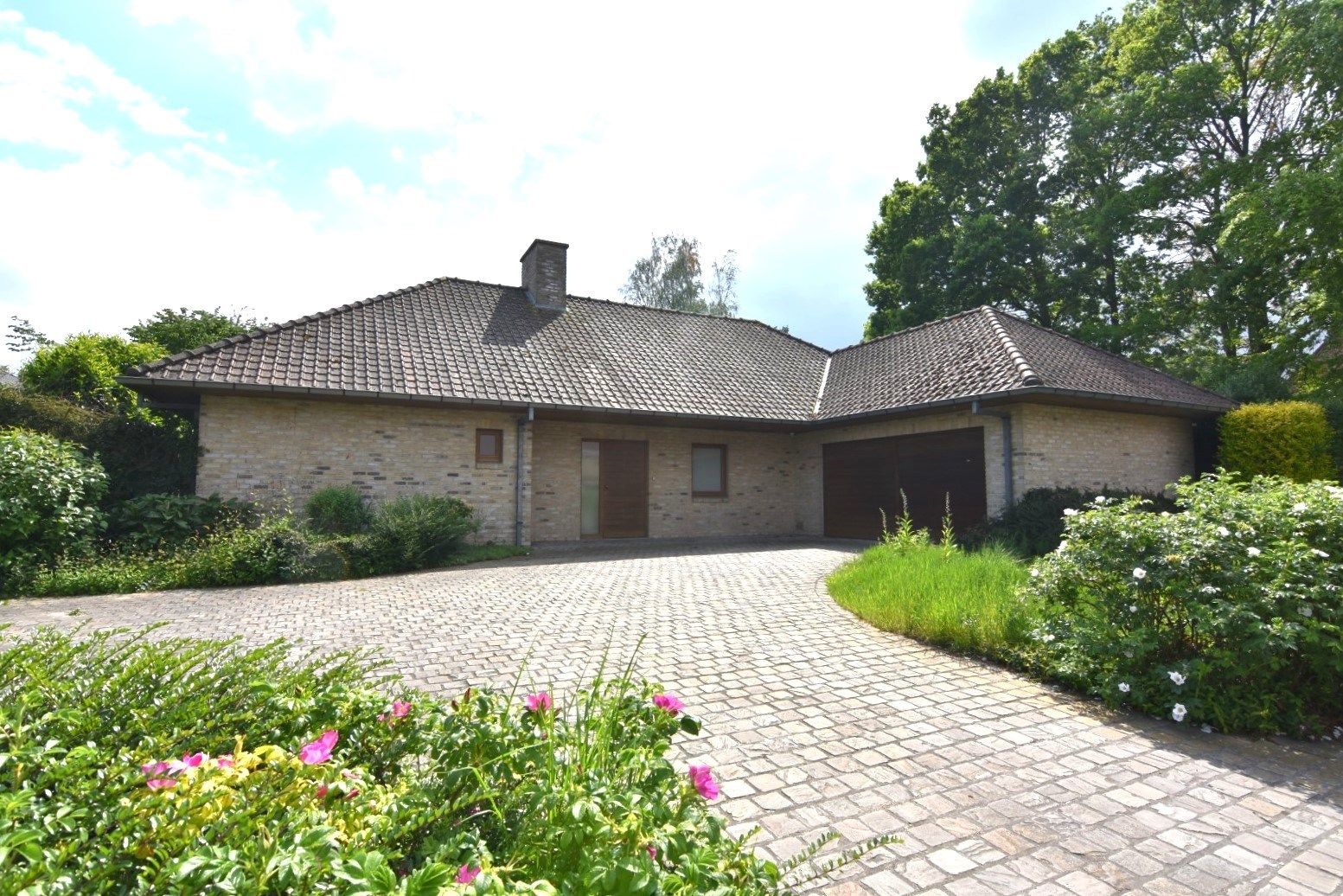Alleenstaande woning met indrukwekkende tuin foto {{pictureIndex}}