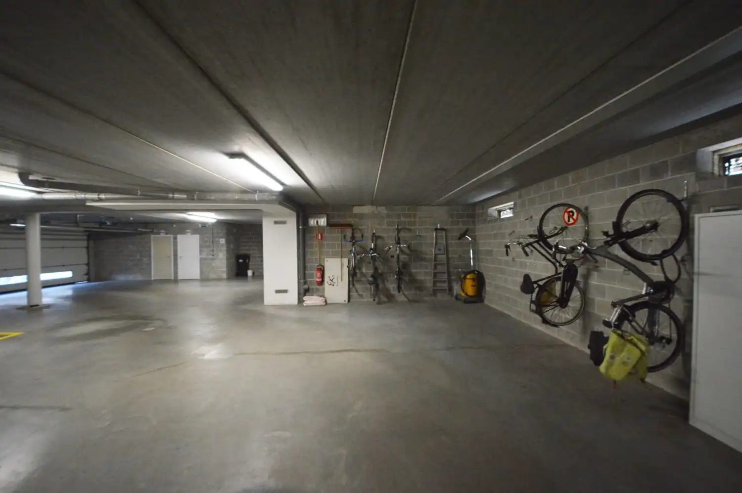Lichtrijk en modern appartement met riant zonneterras, 2 ondergrondse staanplaatsen én kelder in hartje Ninove! foto 17