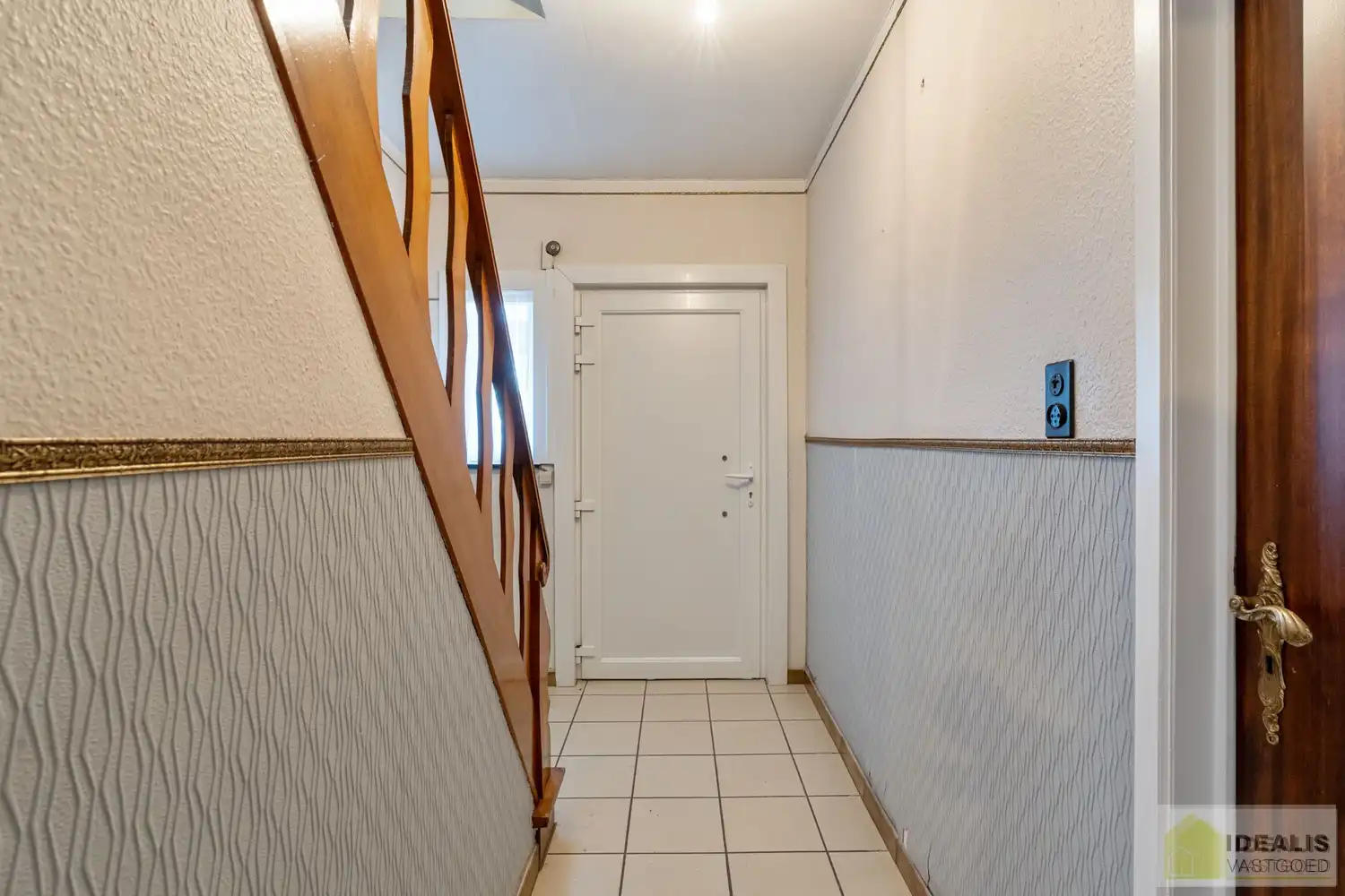 TE RENOVEREN WONING NABIJ HET CENTRUM VAN WIJCHMAAL, PEER OP EEN PERCEEL VAN  MAAR LIEFST 12A 5CA – DE WONING OMVAT EEN OPEN LEEFRUIMTE MET VEEL LICHTINVAL, KEUKEN MET AANSLUITEND EETKAMER, 3 SLAAPKAMERS, BADKAMER, VERANDA EN TWEE RUIME OPSLAGRUIMTES/WERKPLAATSEN – Een praktisch ingedeelde woning op een ruim perceel nabij het centrum van Peer! Dé perfecte zet voor zij die op zoek zijn naar een te renoveren woning met veel mogelijkheden op een rustige locatie in Wijchmaal, Peer! foto 11