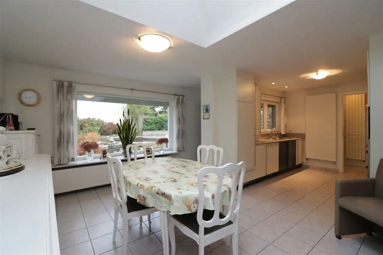 label c, nabij station, garage voor vijf wagens foto 51