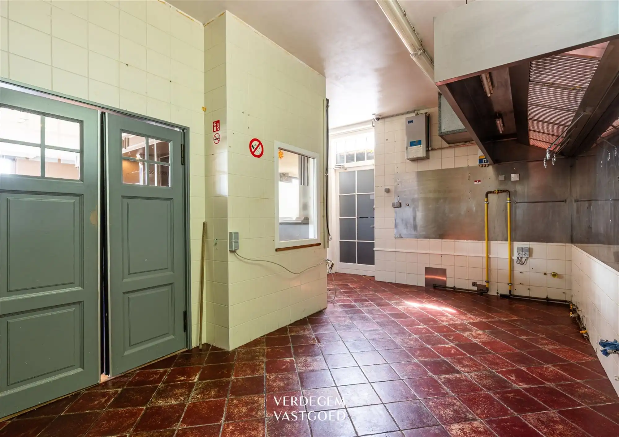 Uiterst commercieel gelegen handelspand met woonst voor horeca of kantoren foto 17