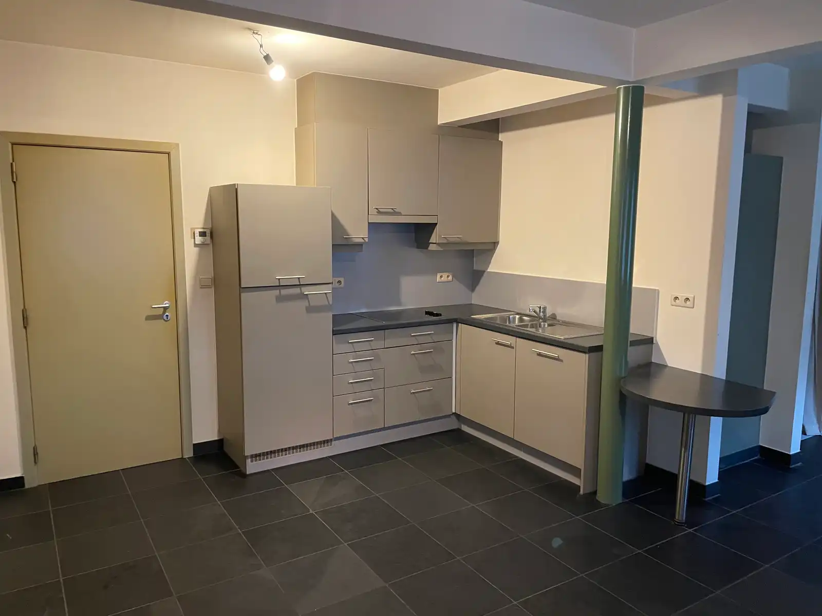 Leemans Immobiliën biedt u deze aangename gelijkvloerse studio aan, gelegen in het hart van het bruisende centrum van Asse. foto 5