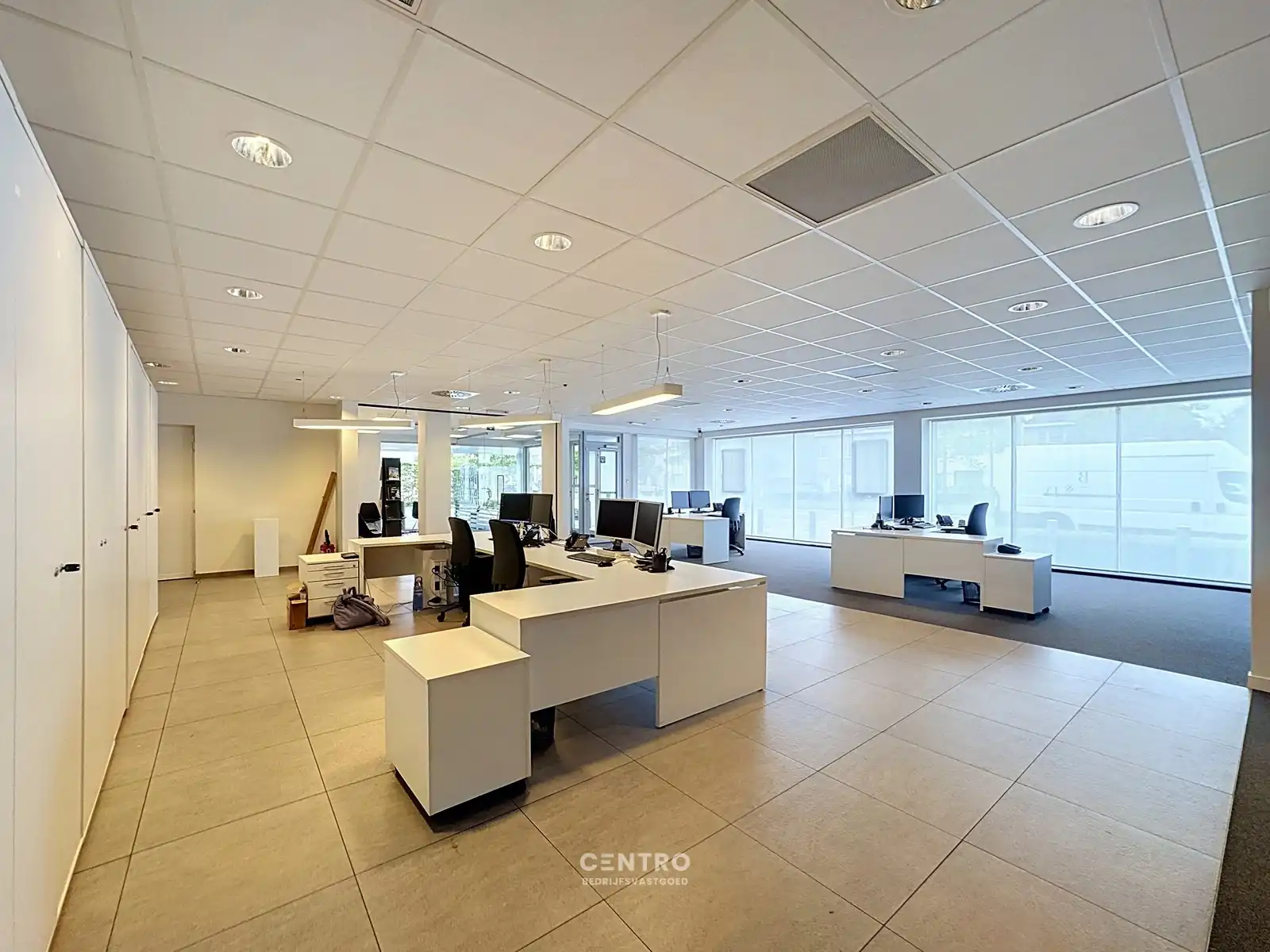 Instapklare KANTOORRUIMTEN (430m²) met 10 private parkeerplaatsen, langs een drukke invalsweg van Brugge! foto 4