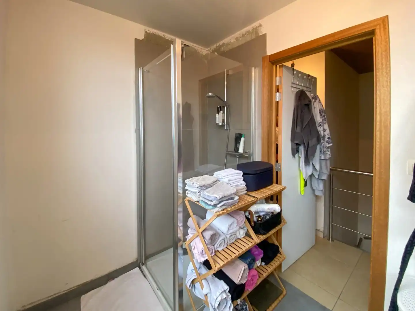 Recente woning met 3 slaapkamers, carport en tuin. foto 16