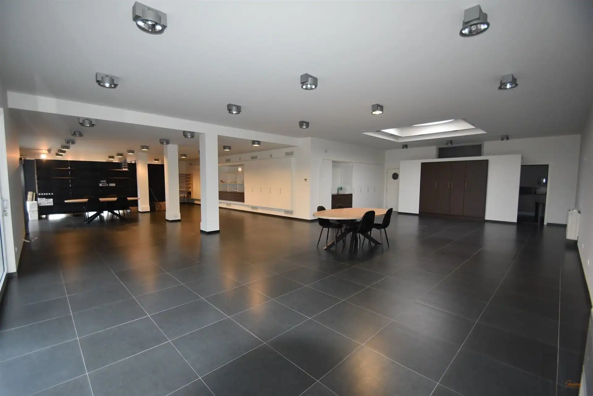 Winkelruimte foto {{pictureIndex}}