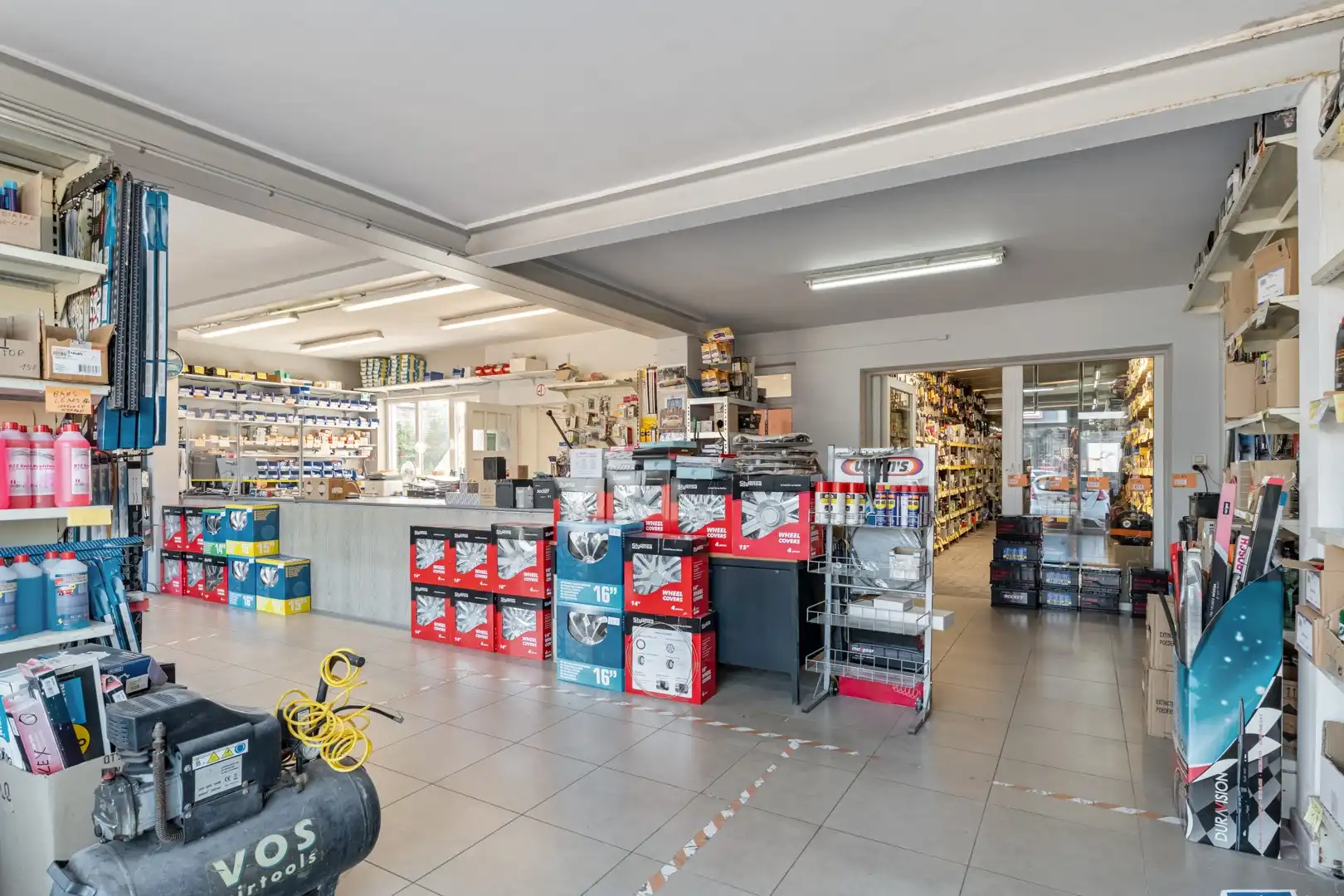 🏢 Handelspand met 2 appartementen, polyvalente ruimte en ruim perceel van 11a 19ca te koop foto 3
