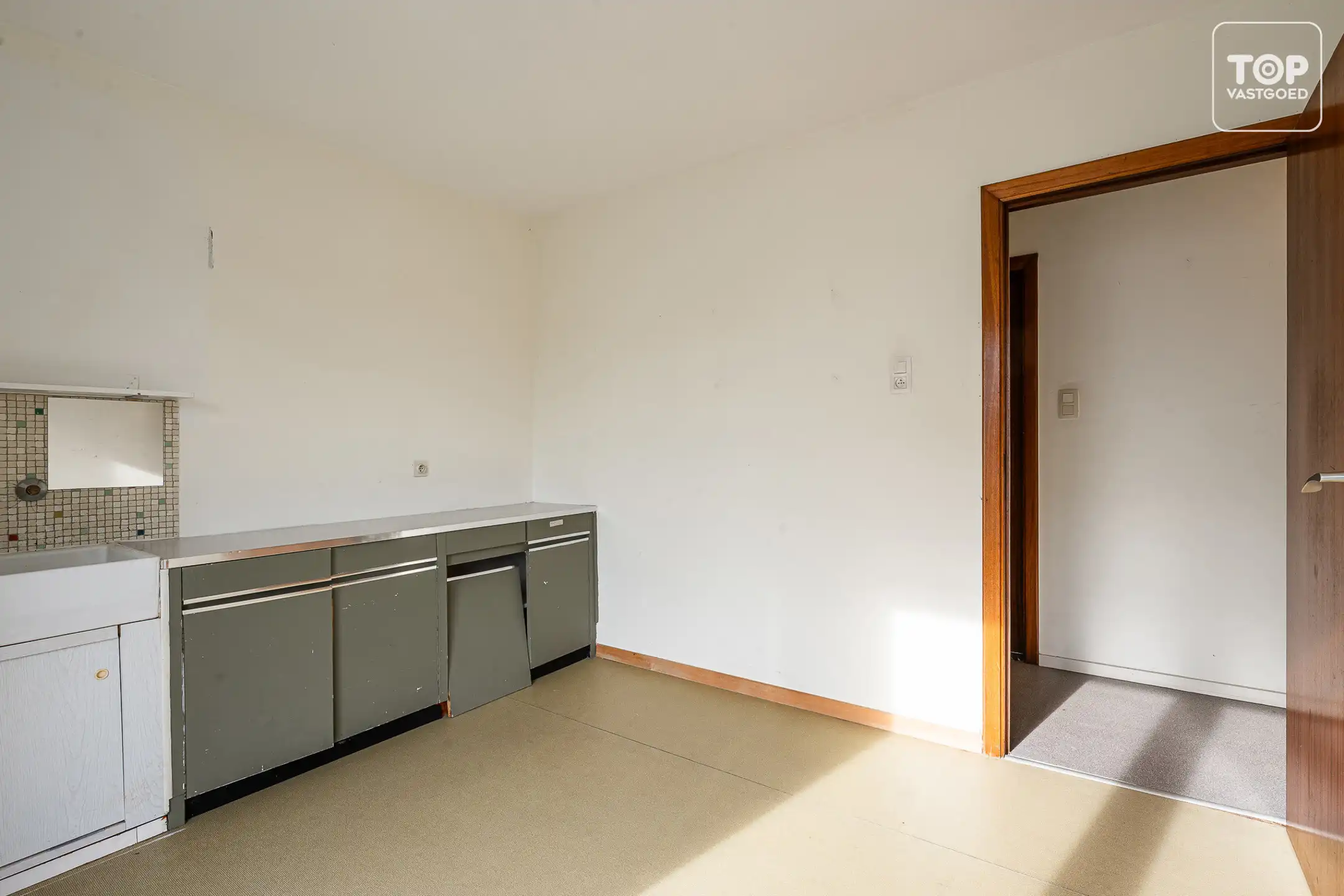 Ruime te renoveren woning met 4 slaapkamers op toplocatie foto 16