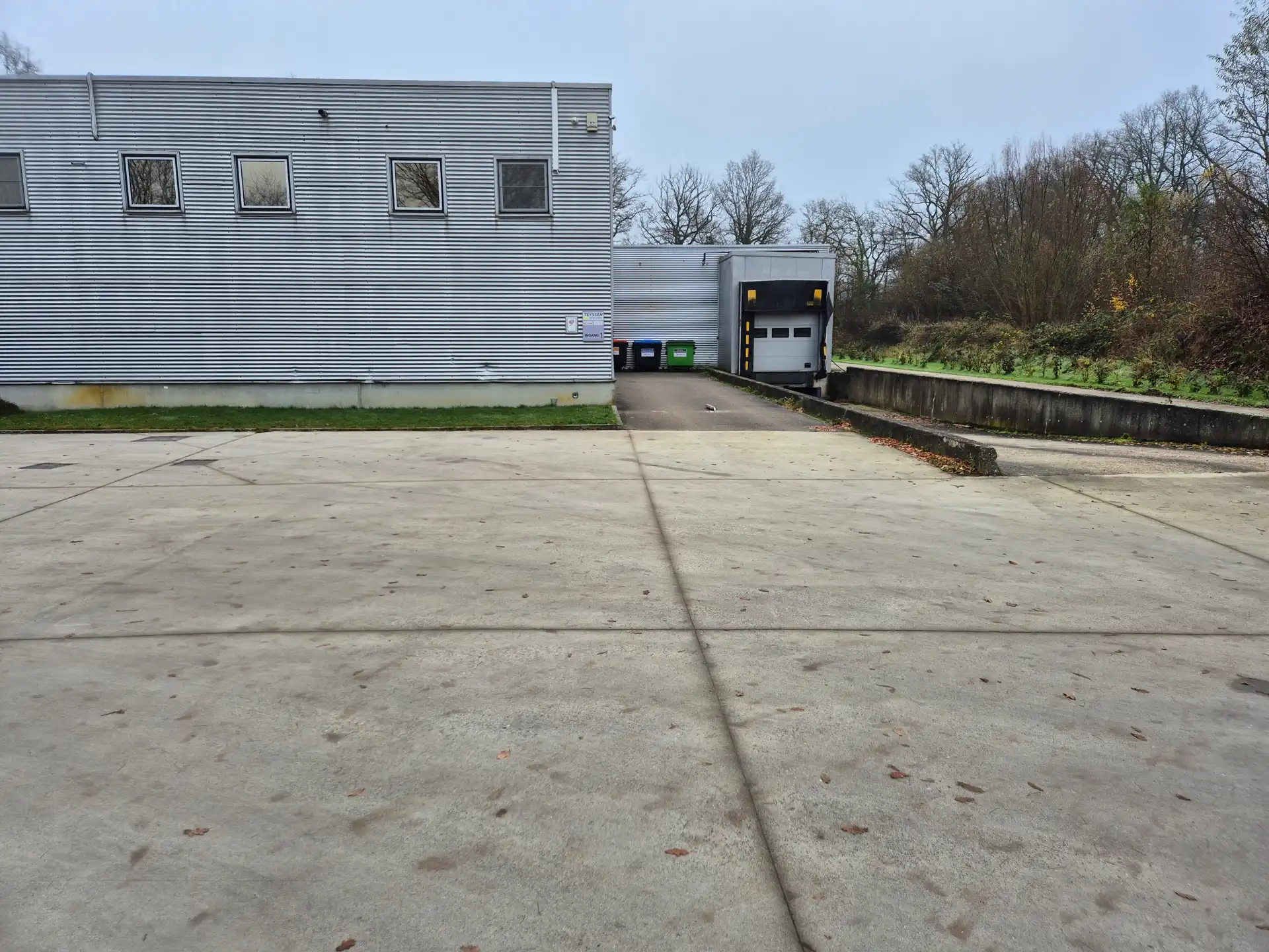 TE HUUR: magazijn/werkplaats van 930m² in Diest foto 2