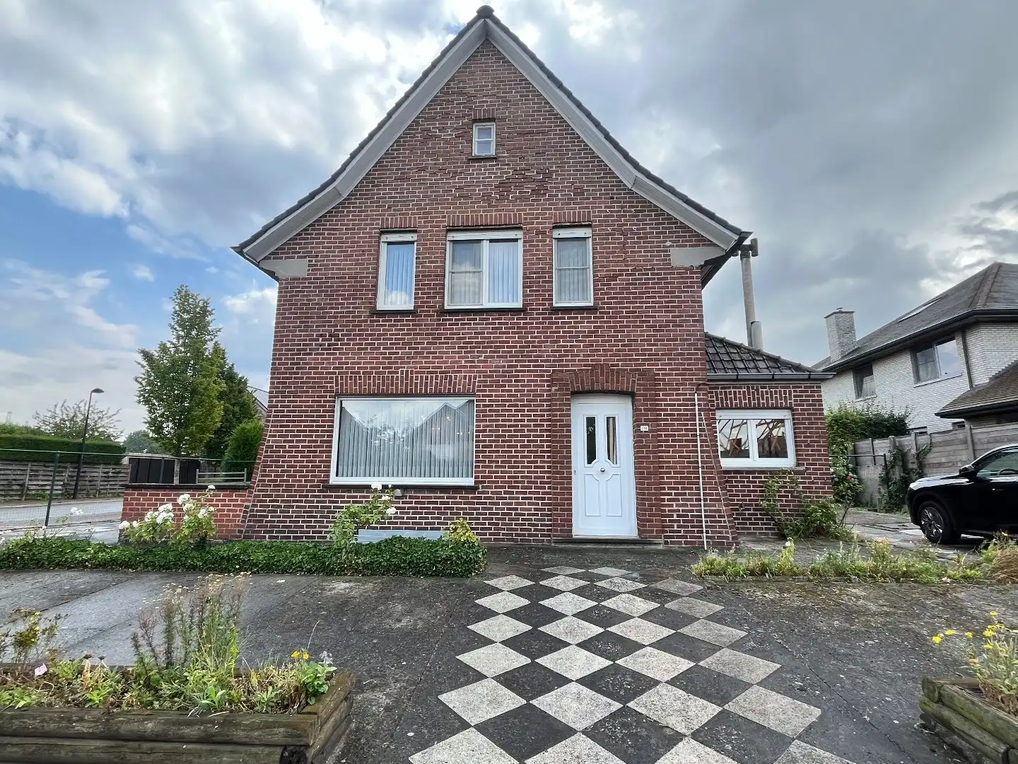 Alleenstaande woning te koop in Kuurne met ruime tuin, 3 slaapkamers en een topligging.  foto 2