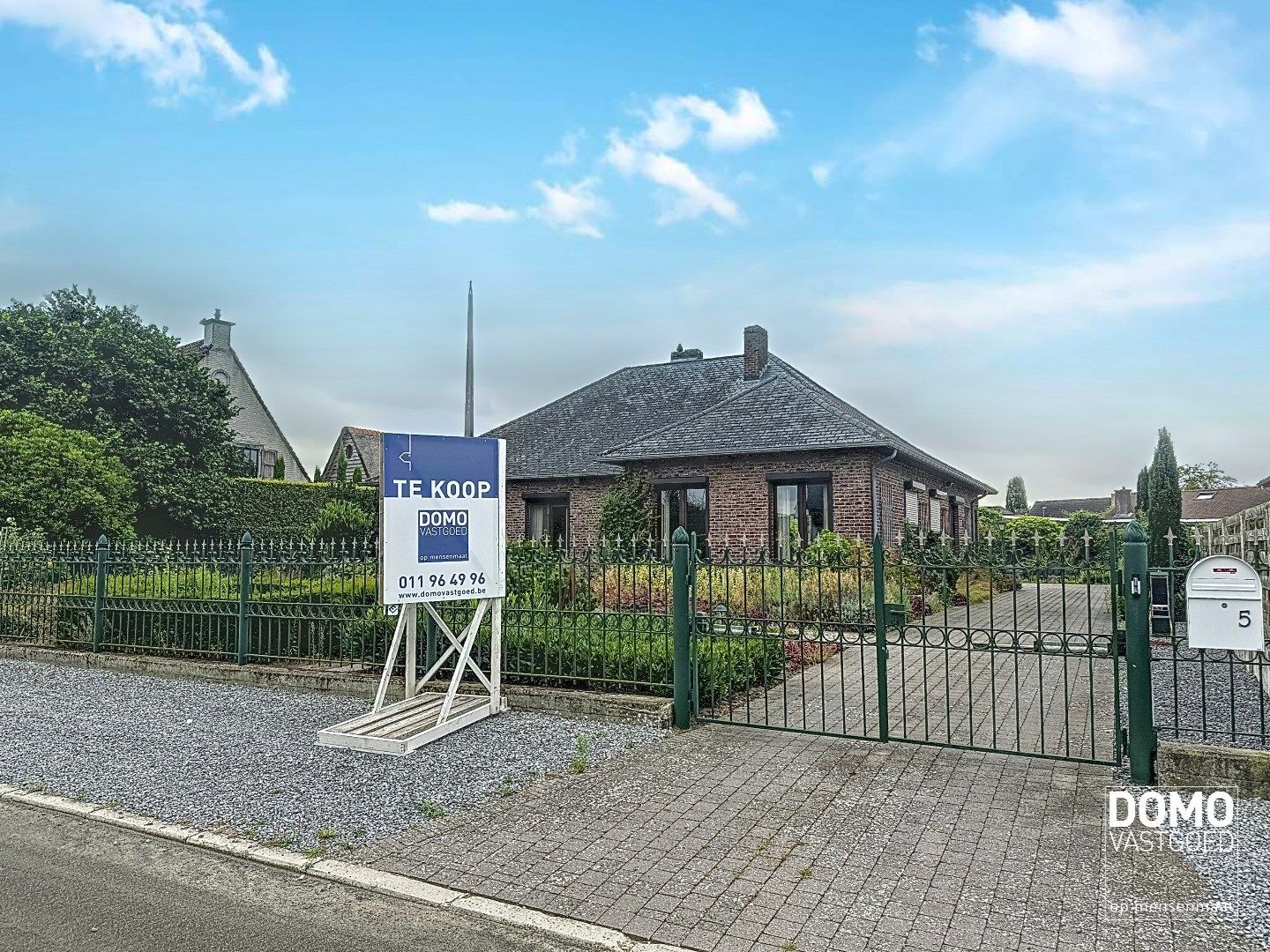 Hoofdfoto van de publicatie: RUIME GELIJKVLOERSE WONING OPEN BEBOUWING GELEGEN OP EEN PERCEEL VAN 12a77ca TE KERMT