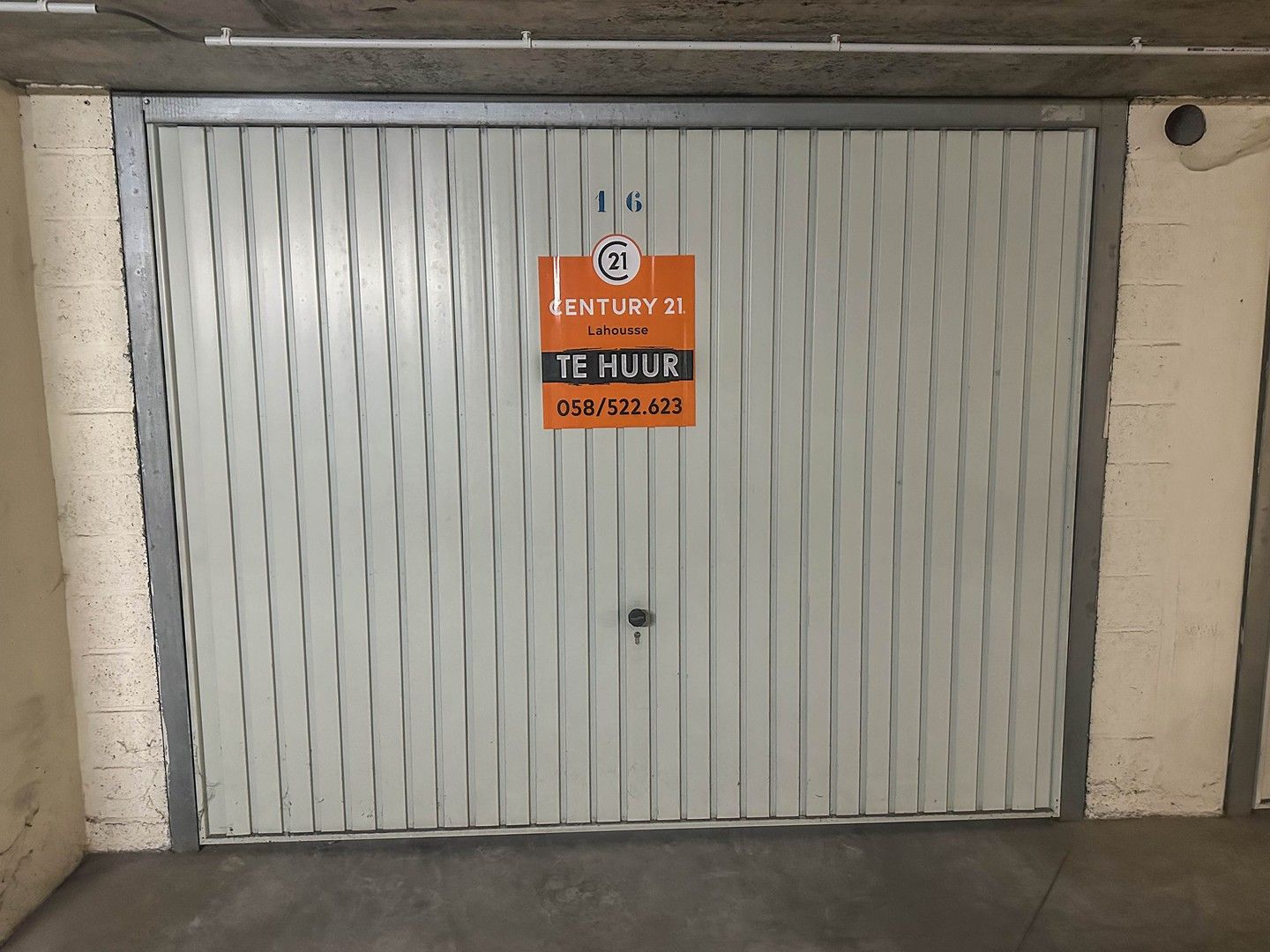 Zeer grote garagebox centrum Oostduinkerke-bad. foto {{pictureIndex}}