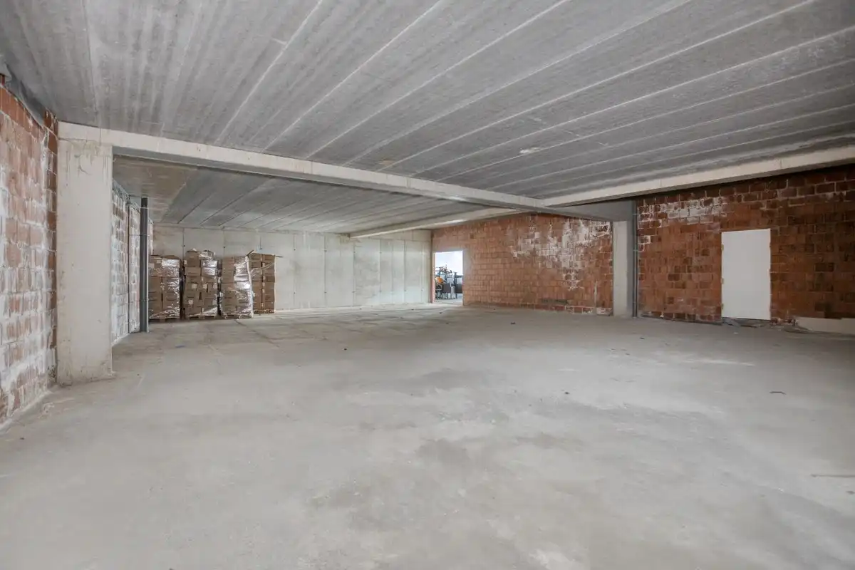 Casco kantoor-/handelsruimte van 724 m² met 7 parkings en kelderbergingen in het centrum. foto 18
