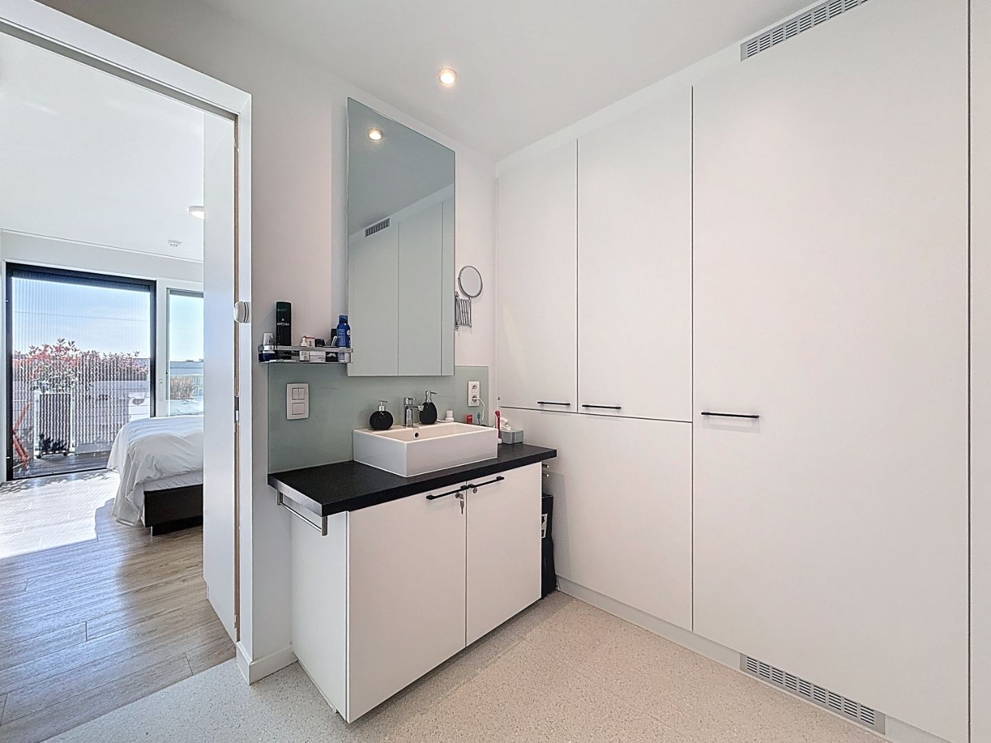 Luxueus afgewerkt assistentiewoning met ruim terras te Veurne in de Zuidburg foto 9