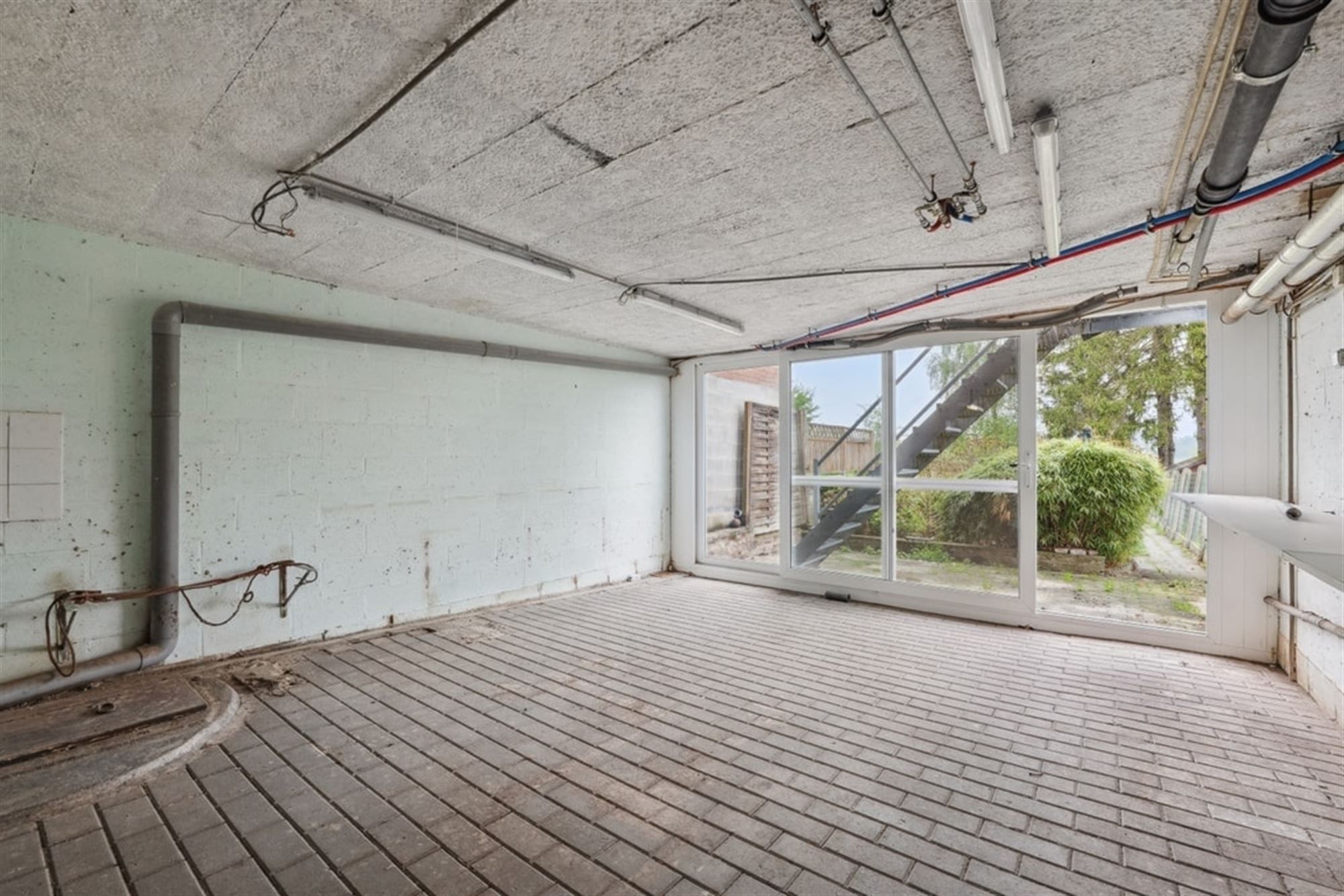 KNUSSE RIJWONING VLAKBIJ HET CENTRUM VAN LANDEN   foto 12