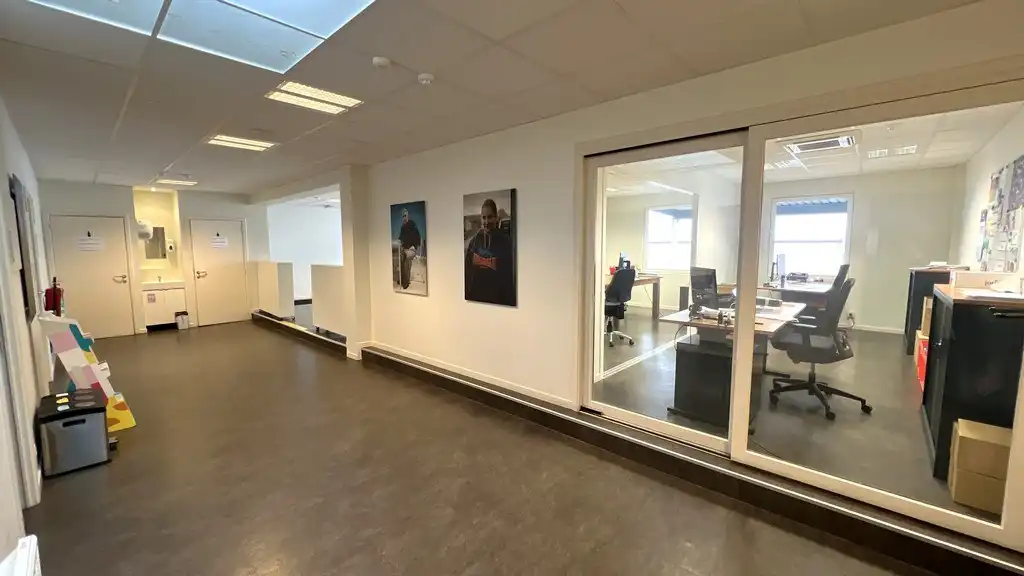 Magazijn met sociale ruimtes te huur in Industriepark-Drongen foto 16