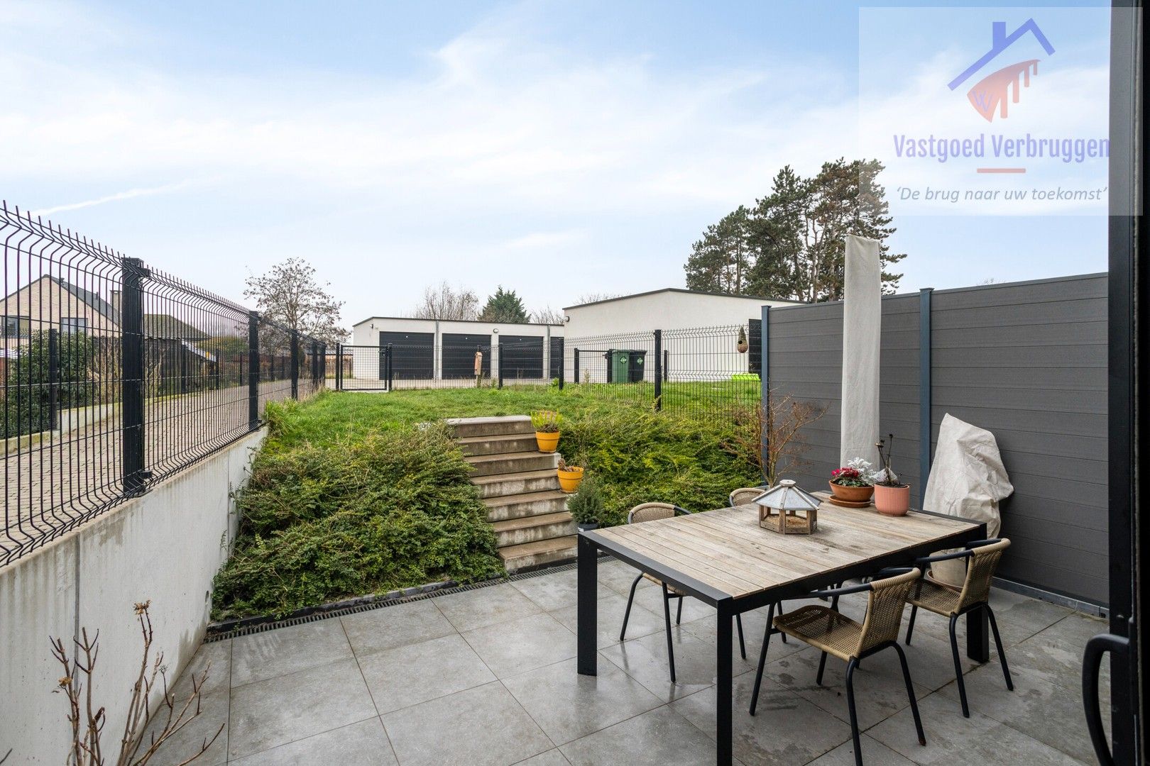 Recent gelijkvloers appartement met terras en tuin foto 14