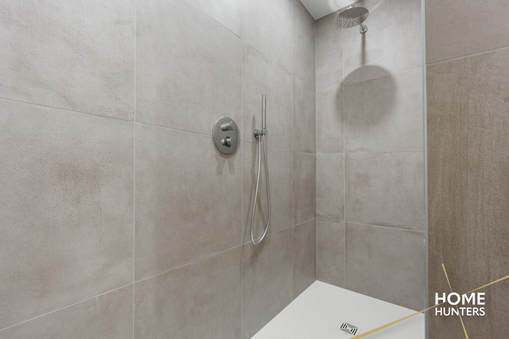 Volledig gerenoveerde woning (anno 2025) met 3 ruime slaapkamers, ruime garage + tuin te Ieper foto 4