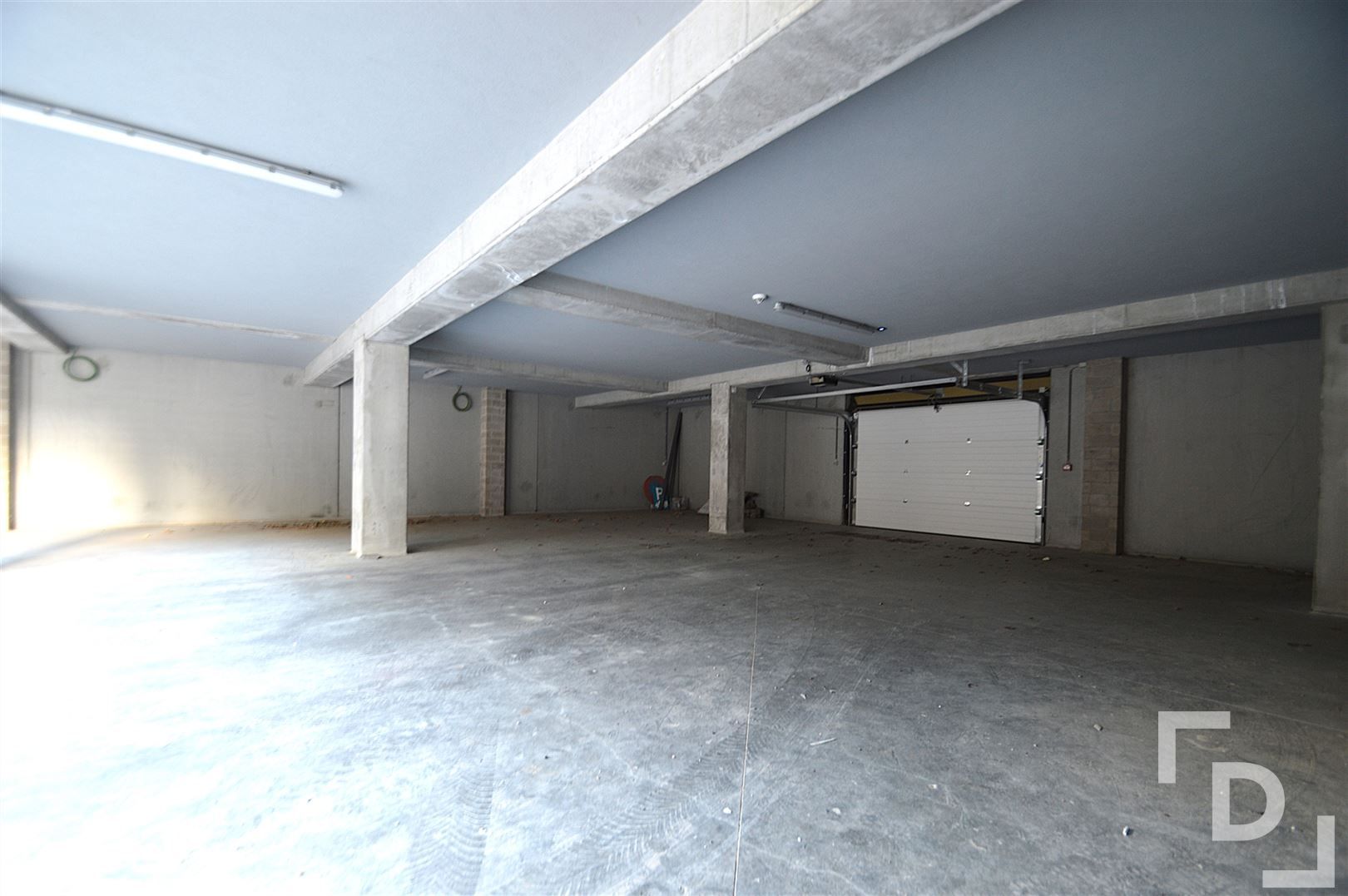 Nieuwbouwappartement van hoogwaardige afwerking met staanplaats te huur in centrum Ieper foto 15