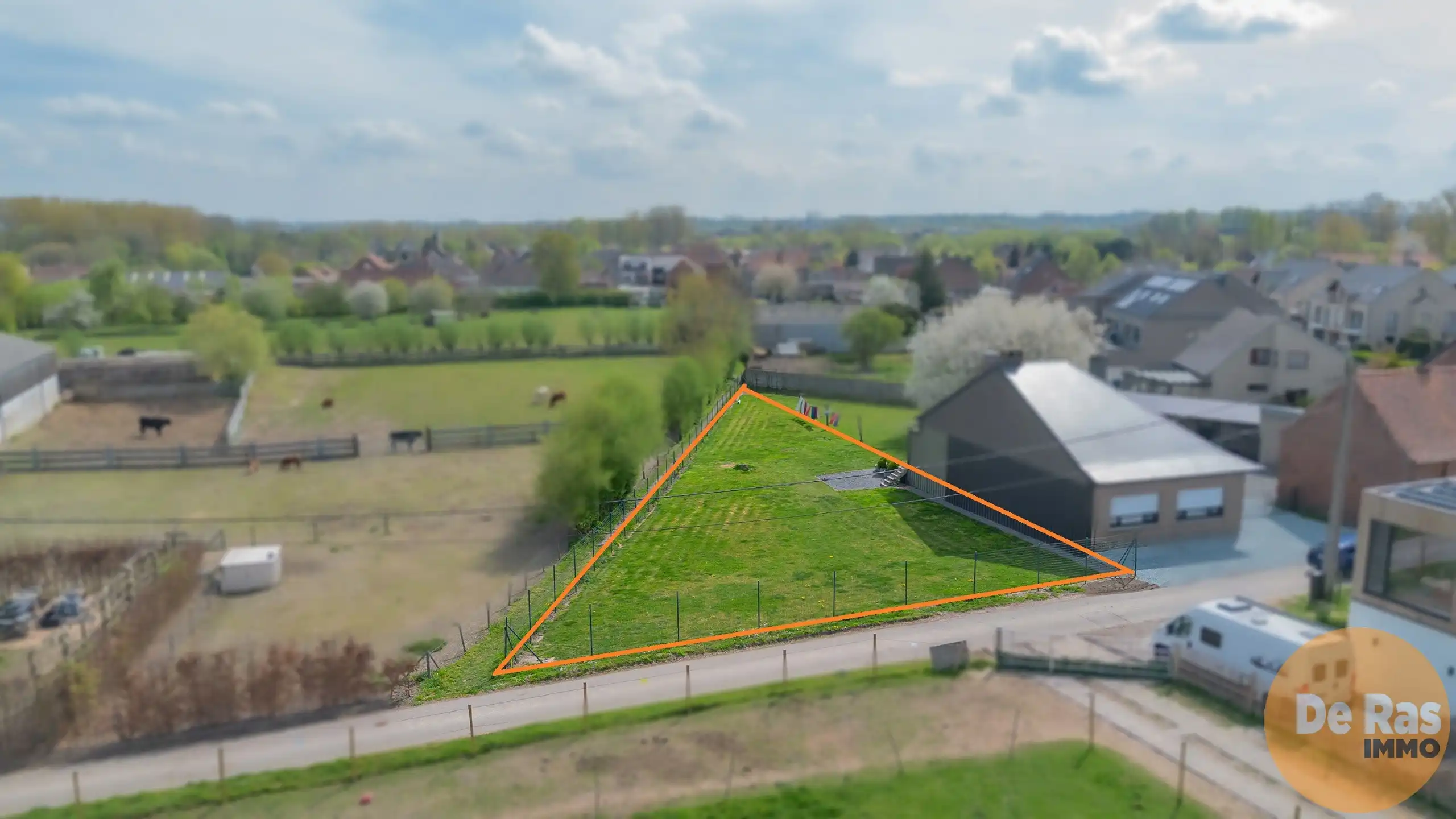 OUTER –Landelijke bouwgrond, halfopen - bungalow foto {{pictureIndex}}