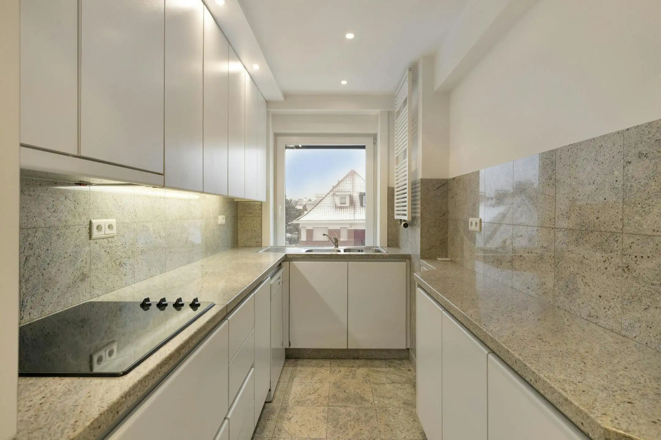 Ruim appartement met 3 slaapkamers te koop in Knokke foto 5